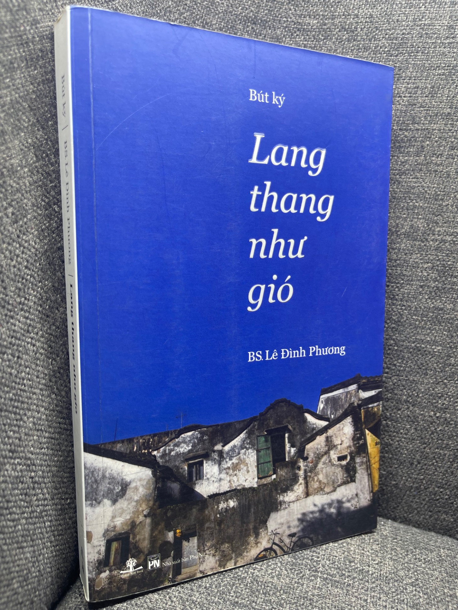 Lang thang như gió BS Lê Đình Phương 2013 mới 70% ố vàng HPB1205