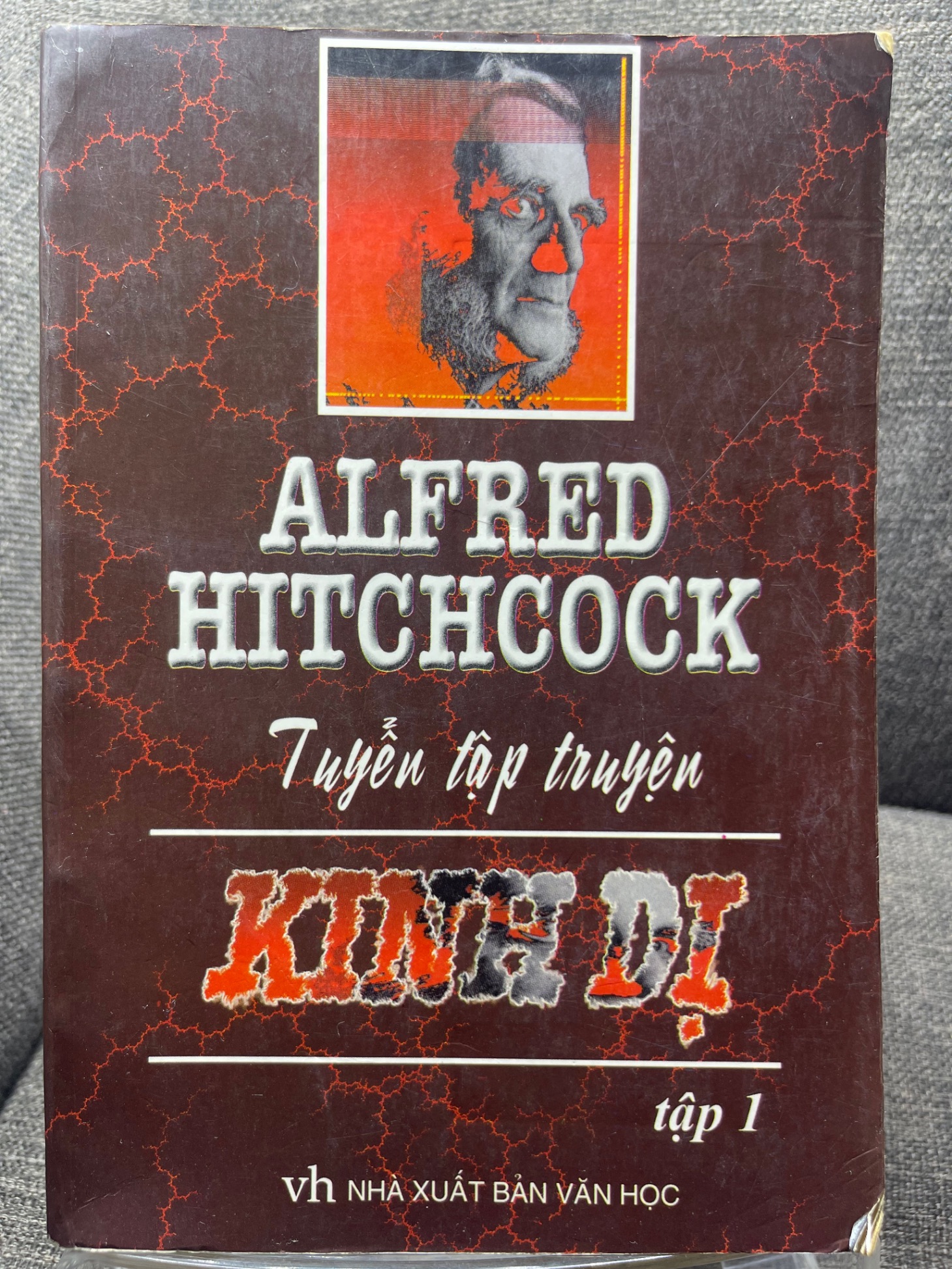 Tuyển tập truyện kinh dị Alfred Hitchcock 2001 mới 70% ố vàng HPB1405