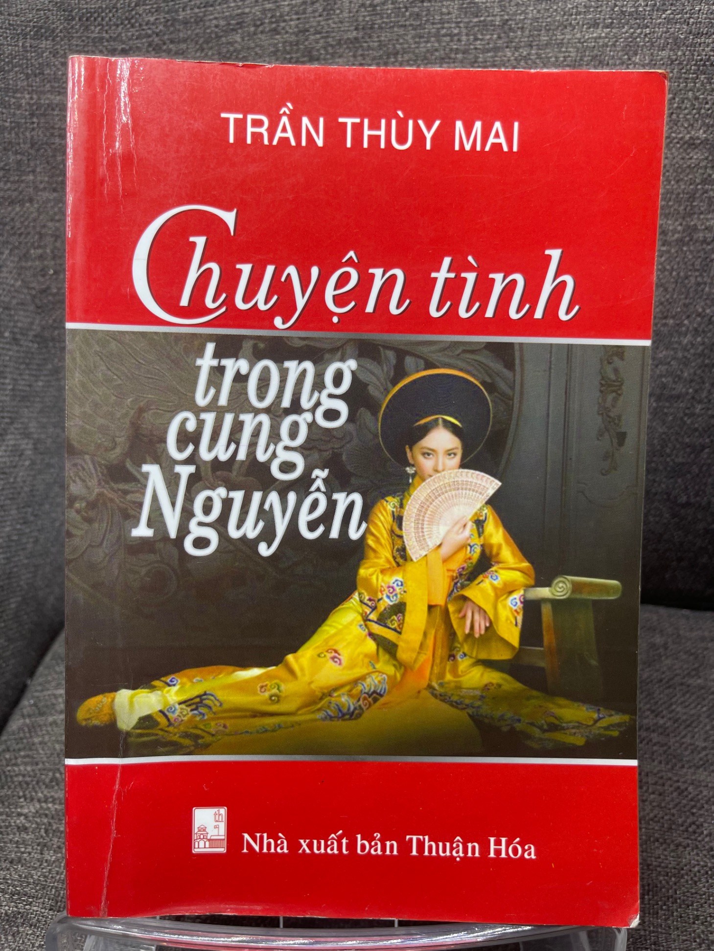 Chuyện tình trong cung Nguyễn Trần Thùy Mai 2012 mới 80% bẩn viền nhẹ HPB1305