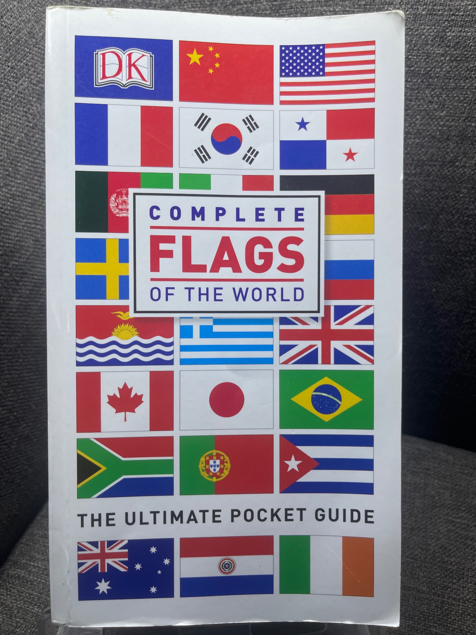 Complete Flags of the world mới 85% bẩn ố góc nhỏ bìa dưới sách sách màu ngoại văn HPB1505