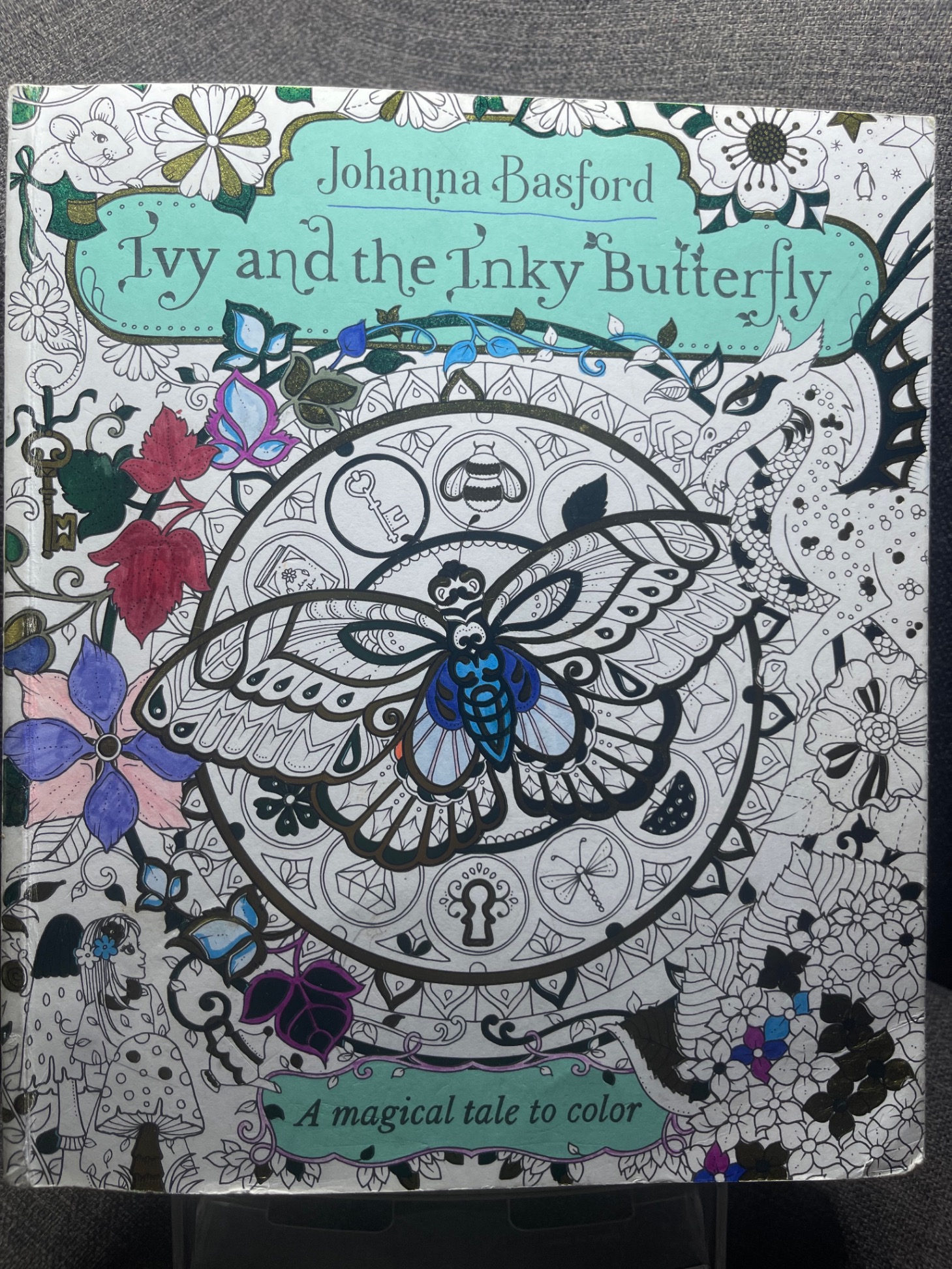 Ivy and the inky butterfly mới 70% đã tô màu khoảng 10 trang truyện ngoại văn và tô màu tranh Johanna Basford HPB1605 SÁCH NGOẠI VĂN