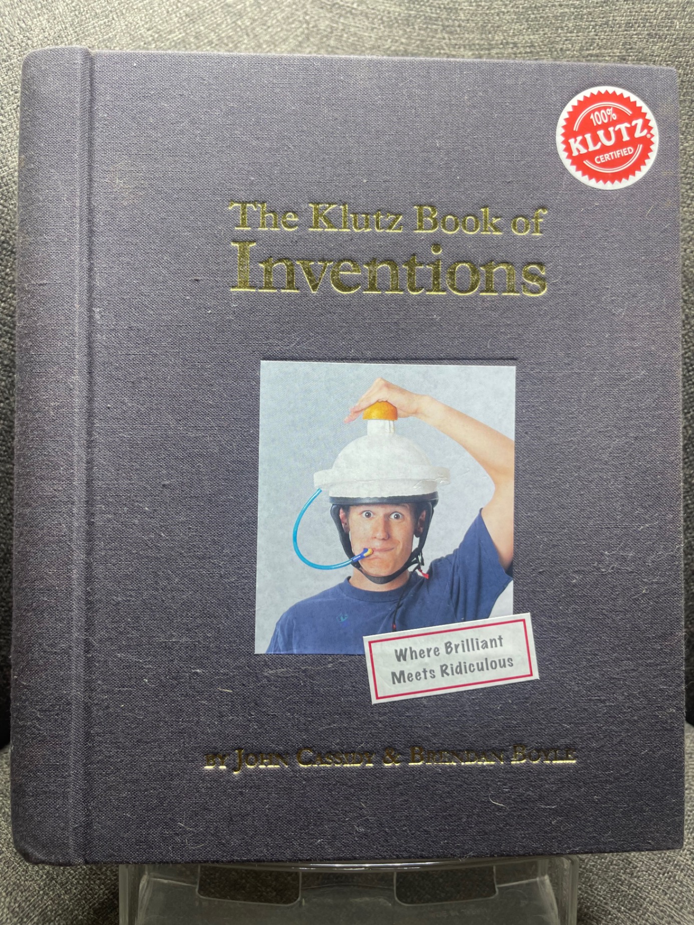 The klutz book of inventions mới 85% bìa vảidính bụi sách tranh màu ngoại văn khoa học đời sống John Cassidy và Brendan Boyle HPB1605 SÁCH NGOẠI VĂN