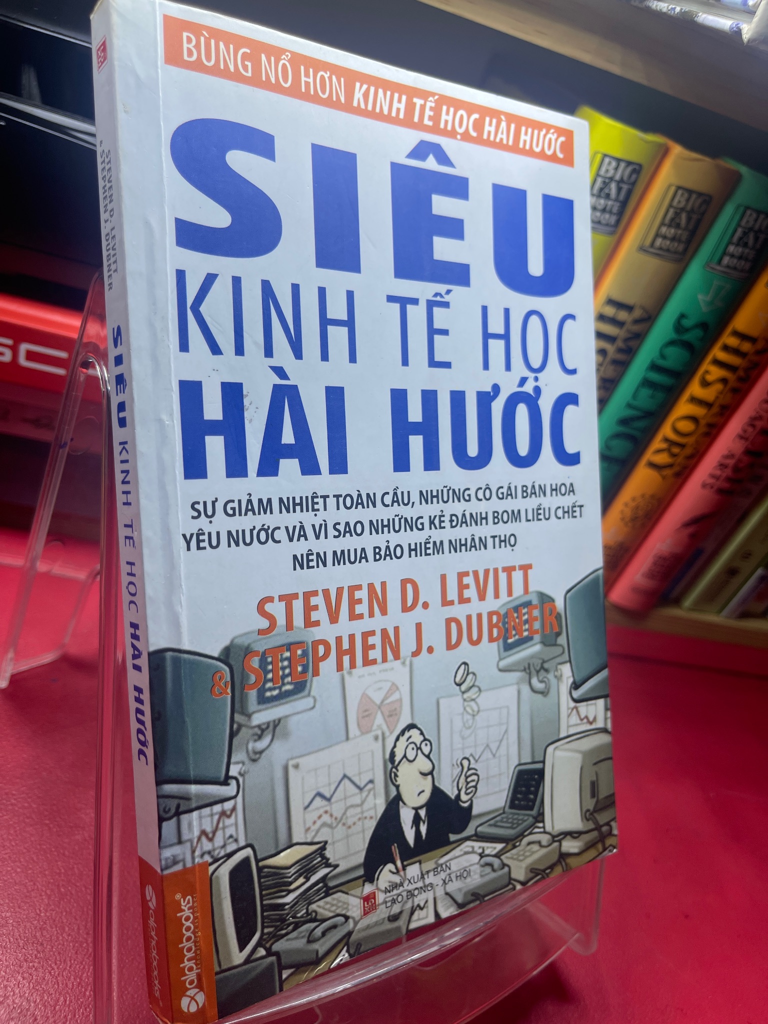 Siêu kinh tế hài hước 2014 mới 75% ố bẩn nhẹ Steven D Levitt và Stephen J Dubner HPB1605 SÁCH KỸ NĂNG