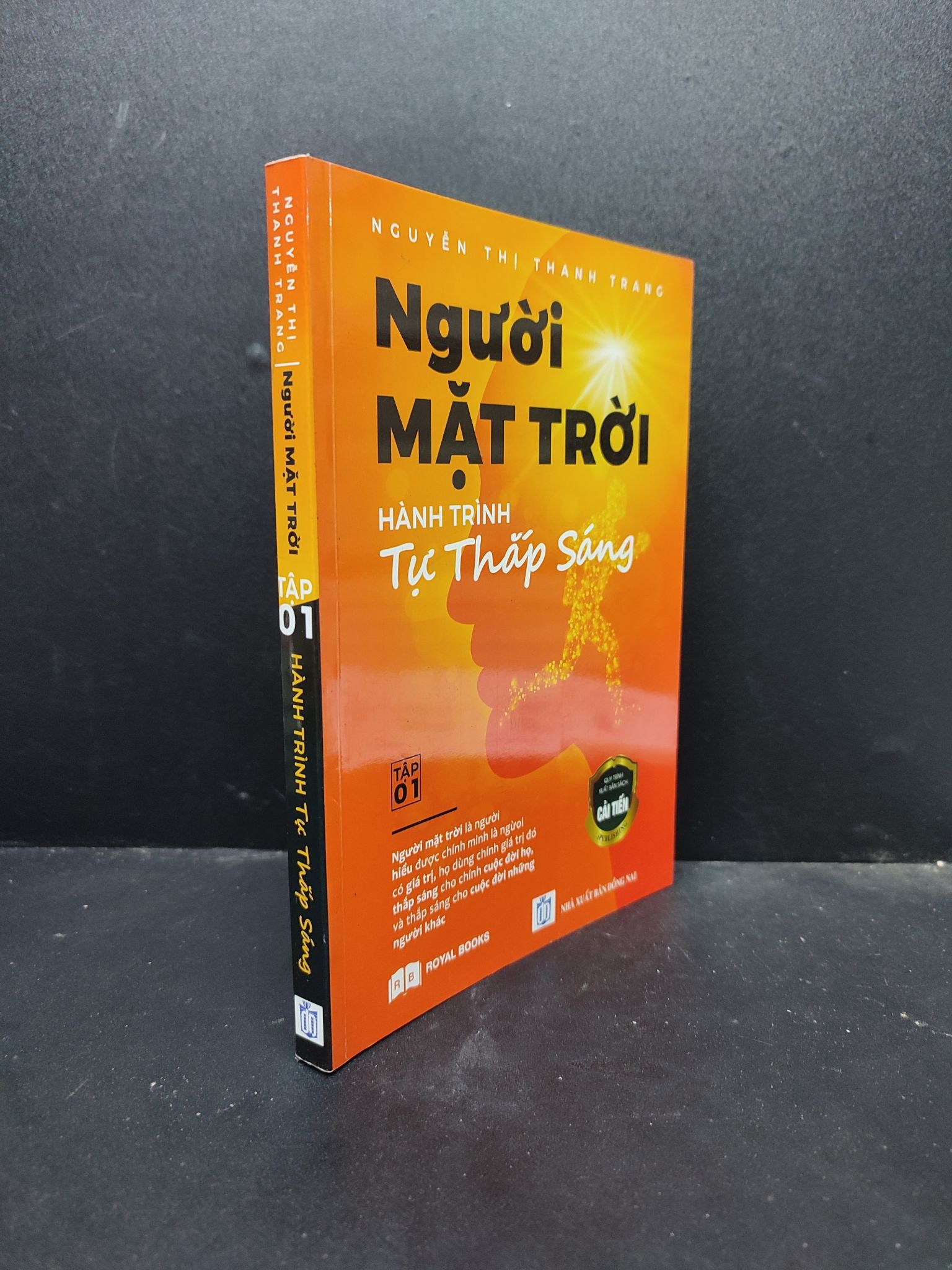 Người mặt trời tập 1 hành trình tự thắp sáng mới 90% bẩn nhẹ 2019 HCM2405 Nguyễn Thị Thanh Trang SÁCH VĂN HỌC