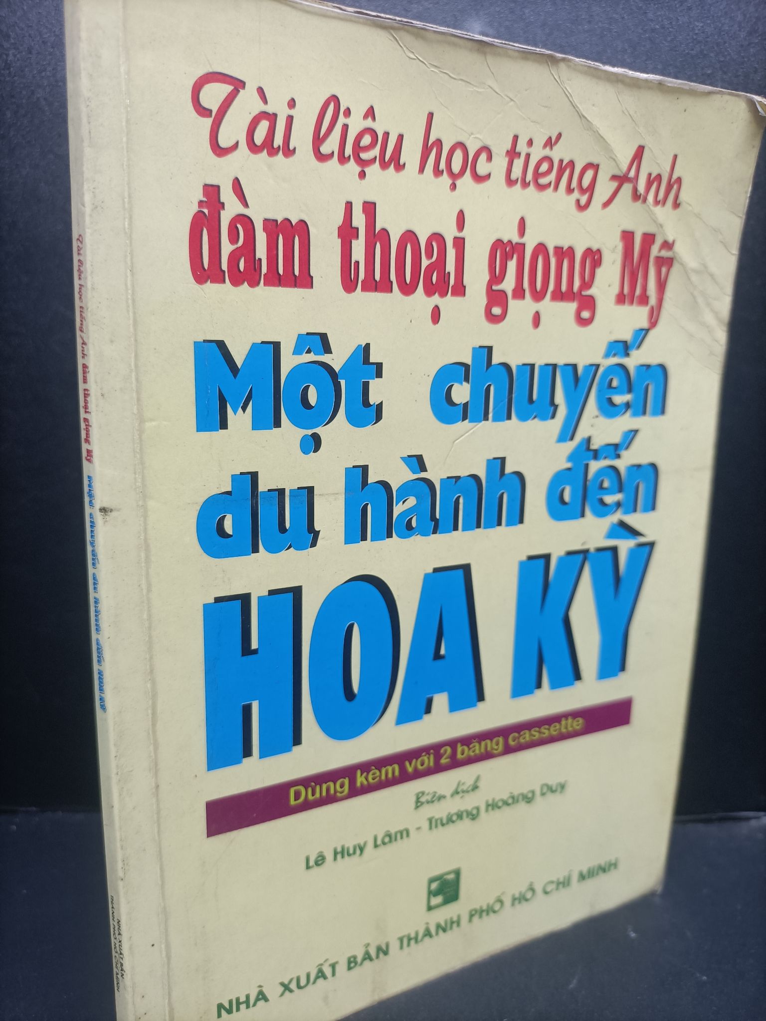 Tài Liệu Học Tiếng Anh Đàm Thoại Giọng Mỹ Một Chuyến Du Hành Đến Hoa Kỳ mới 60% ố nhẹ, bìa có nếp gấp, có highlight trong sách 2009 HCM2405 Lê Huy Lâm - Trương Hoàng Duy biên dịch SÁCH HỌC NGOẠI NGỮ