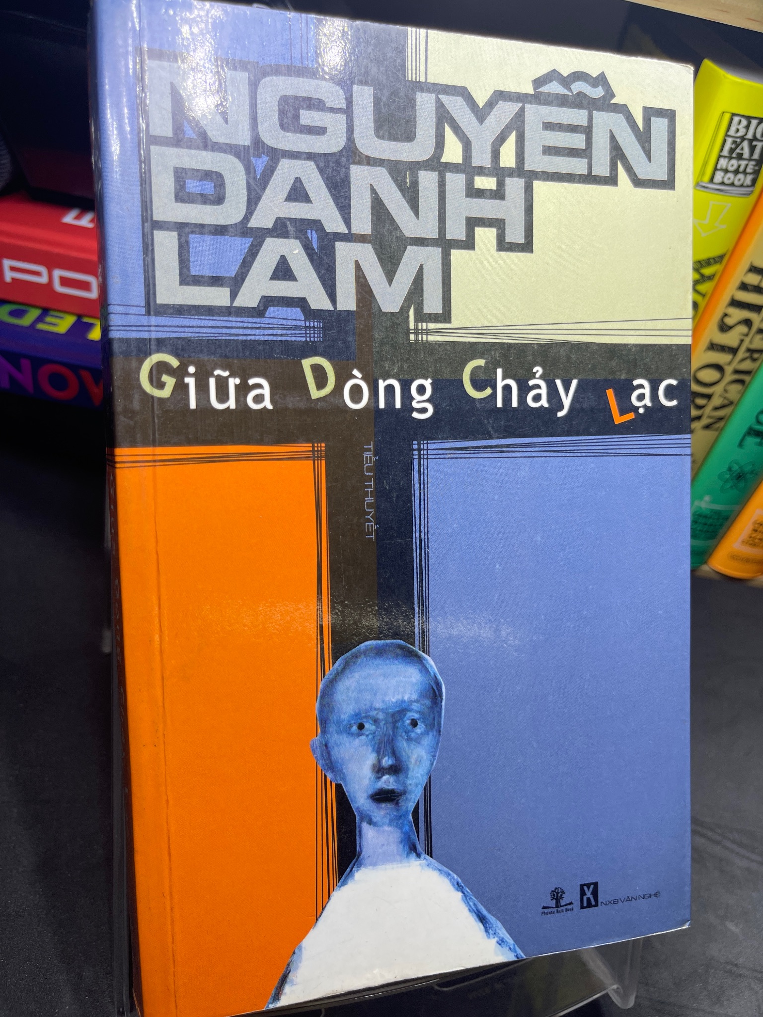 Giữa dòng chảy lạc 2010 mới 75% ố bẩn viền nhẹ Nguyễn Danh Lam HPB2205 SÁCH VĂN HỌC