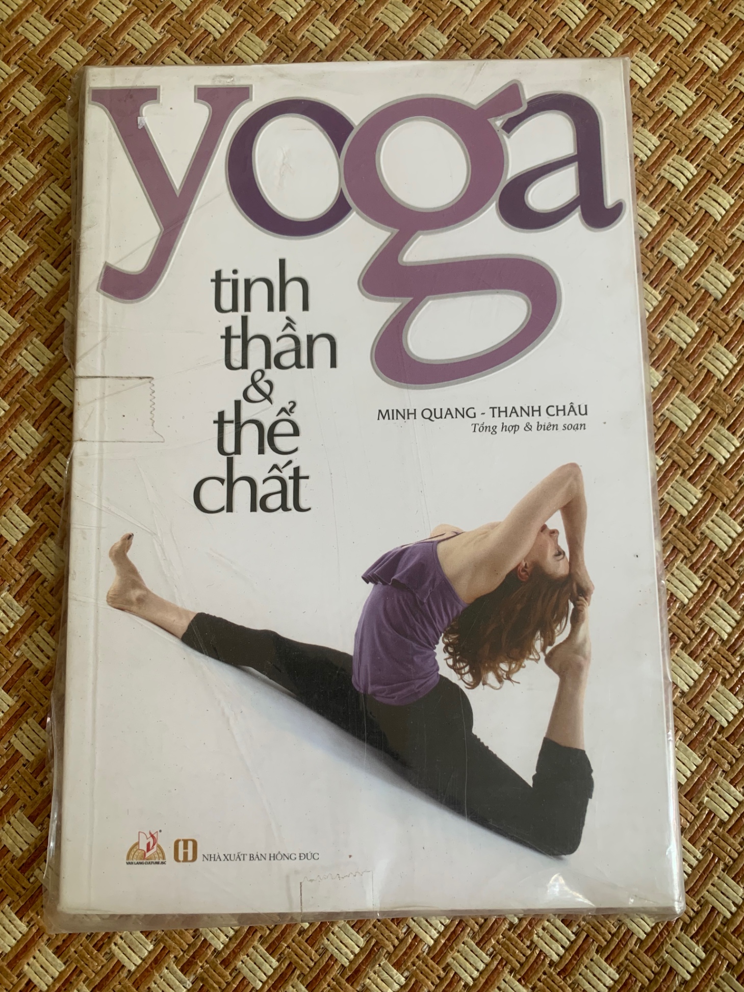 Yoga tinh thần và thể chất ( sách mới 90% năm xb2012) STB2905 Sách Y Học