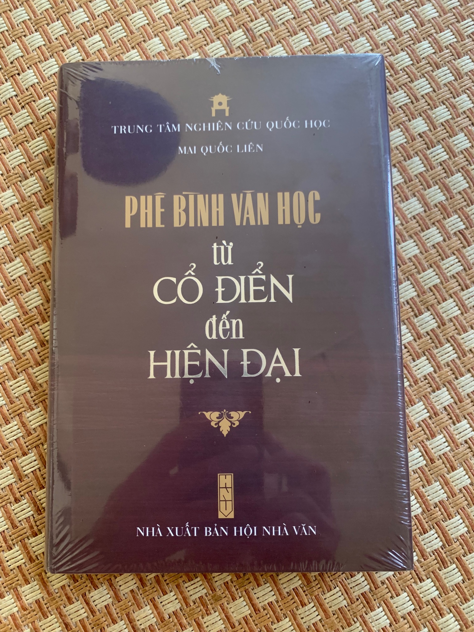 Phê Bình Văn Học từ cổ điển đến hiện đại (Bìa Cứng) Mai Quốc Liên 2024 mới 100% STB2905 Văn Học