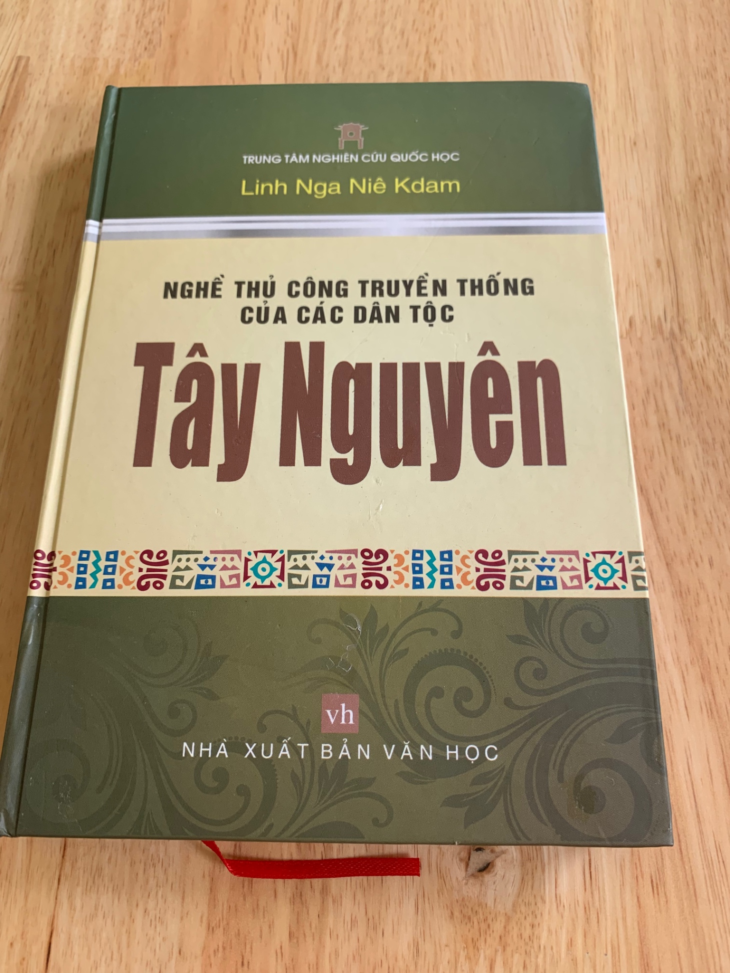 Nghề Thủ Công Truyền Thống của các Dân Tộc Tây Nguyên (mới còn seal 90% năm xb 2010) Trung tâm nghiên cứu Quốc Học STB2905 Văn Hoá