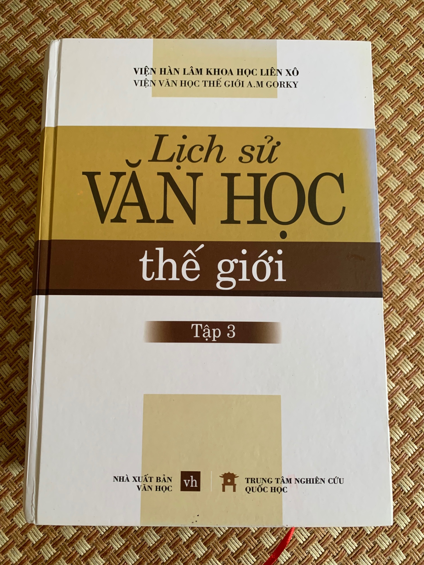 Lịch sử văn học thế giới (tập 3) Sách nguyên seal mới 90%. NxB Văn Học năm 2014, khổ to,bìa cứng dày 1292 trang.Tác giả : Nhiều tác giả- STB3005- Văn Học