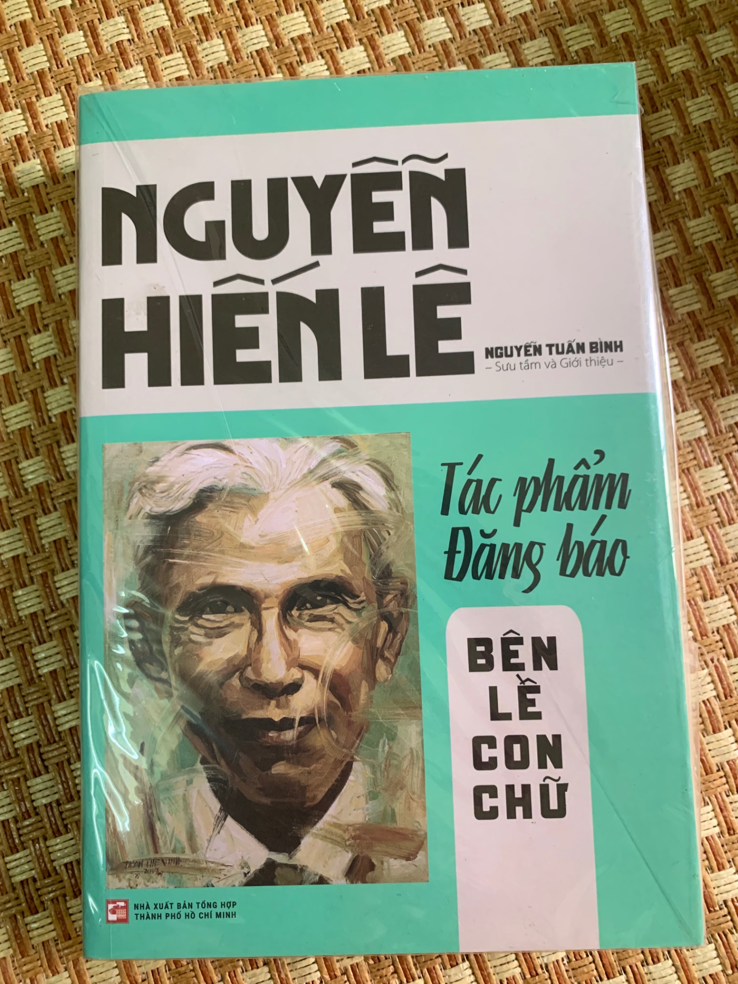 Nguyễn Hiến Lê Tác Phẩm Đăng Báo,Bên Lề Con Chữ ( NXB Tổng hợp tp HCM ,năm xb2021,683 trang) sách mới 95%- STB3005- Phóng Sự, Tự Truyện