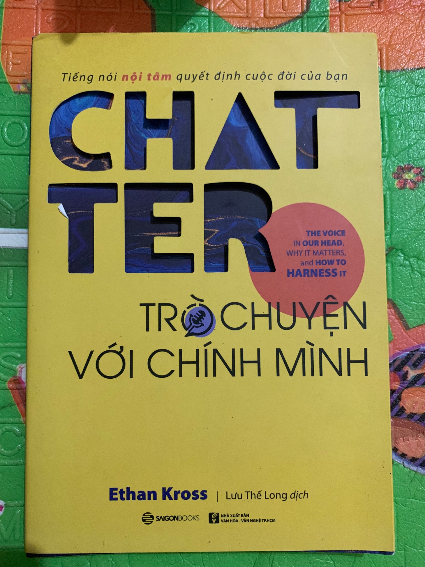 CHATTER - TRÒ CHUYỆN Với CHÍNH MÌNH (Sach mới 90%,năm xb 2021,SaiGonbook) dịch giả Lưu Thế Long- STB3005-Kỹ Năng Sống