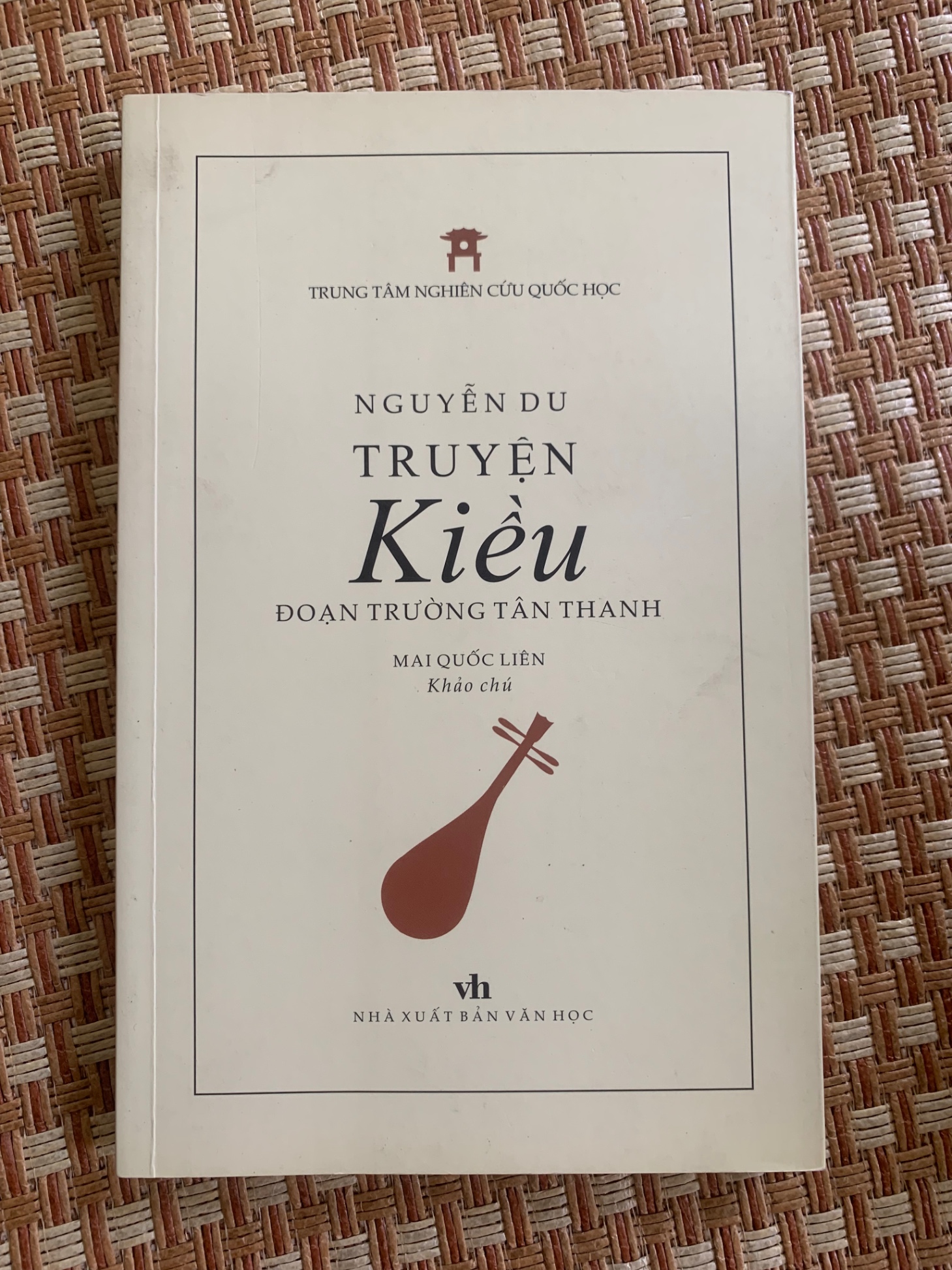 Truyện Kiều- Đoạn Trường Tân Thanh ( tác giả Nguyễn Du- dịch giả Mai Quốc Liên) sách mới 95%, năm xb 2018,bìa mềm,NXB Văn Học- STB3005- Văn Học