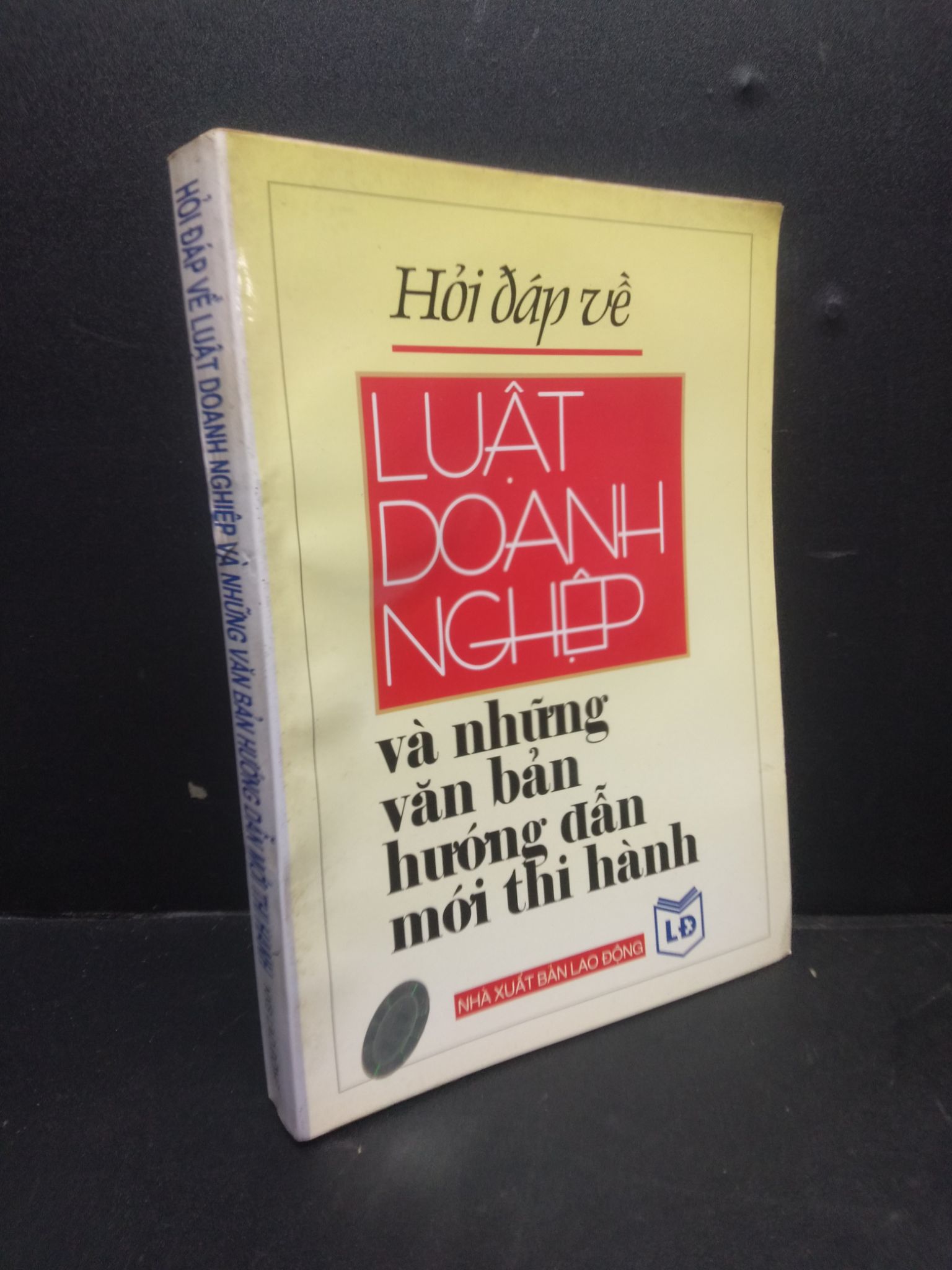 Hỏi đáp về luật doanh nghiệp và những văn bản hướng dẫn mới thi hành Hương Giang 2003 mới 80% ố nhẹ dập bìa HCM0106 quản trị