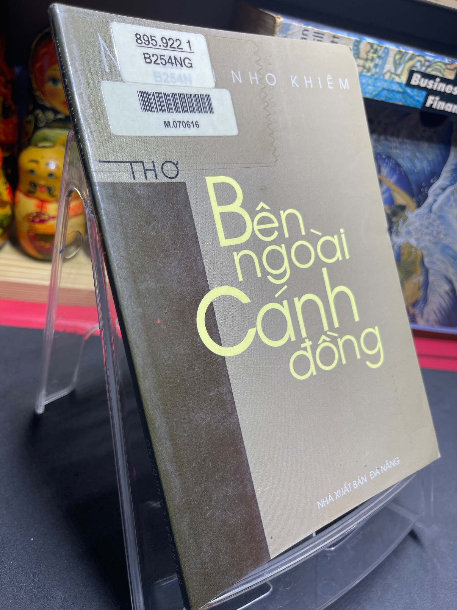 Bên ngoài cánh đồng 2003 mới 75% bẩn nhẹ Nguyễn Nho Khiêm HPB0906 SÁCH VĂN HỌC