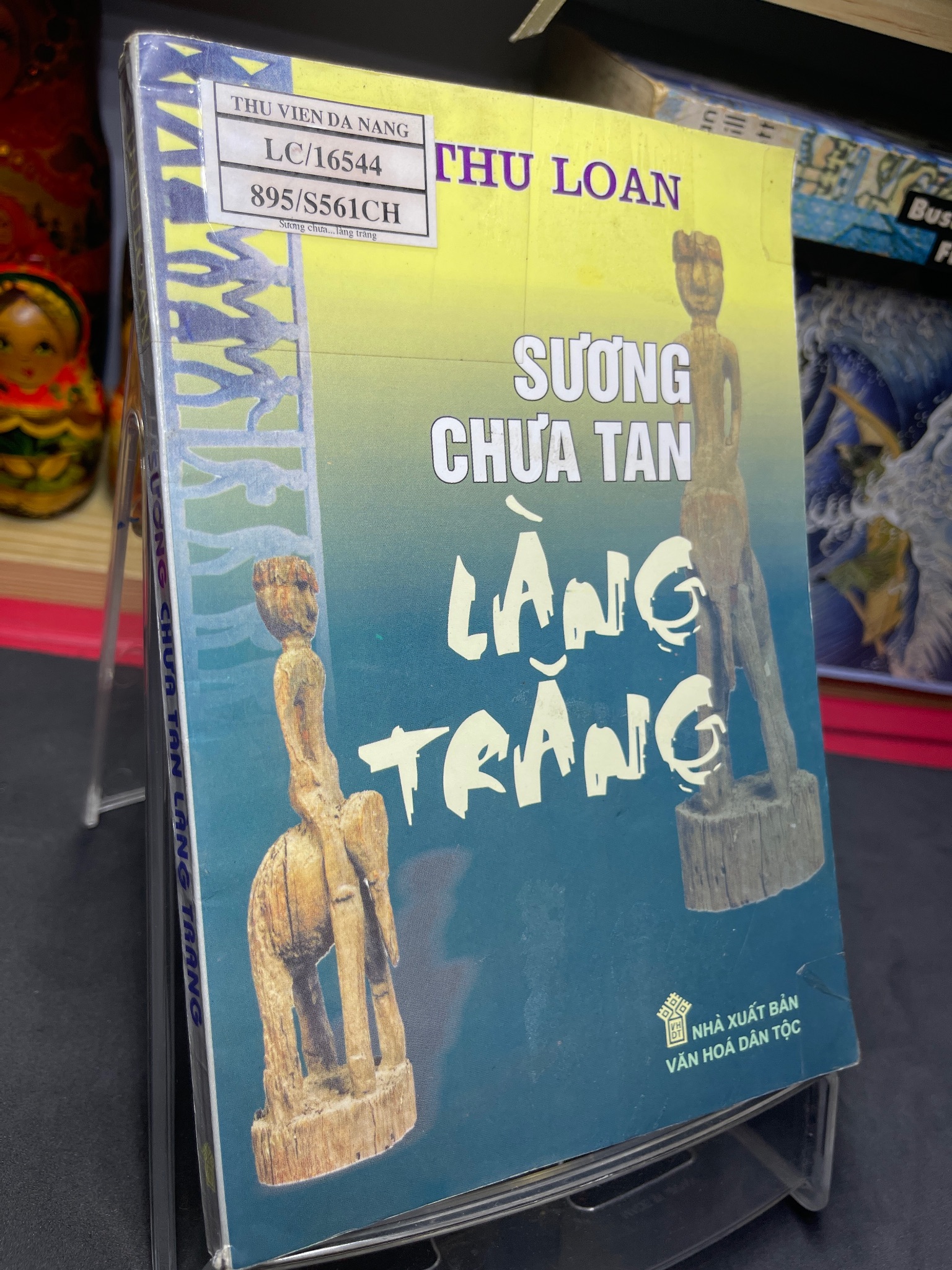 Sương chưa tan làng trăng mới 80% ố bẩn có dấu mộc và viết nhẹ trang đầu 2008 Thu Loan HPB0906 SÁCH VĂN HỌC