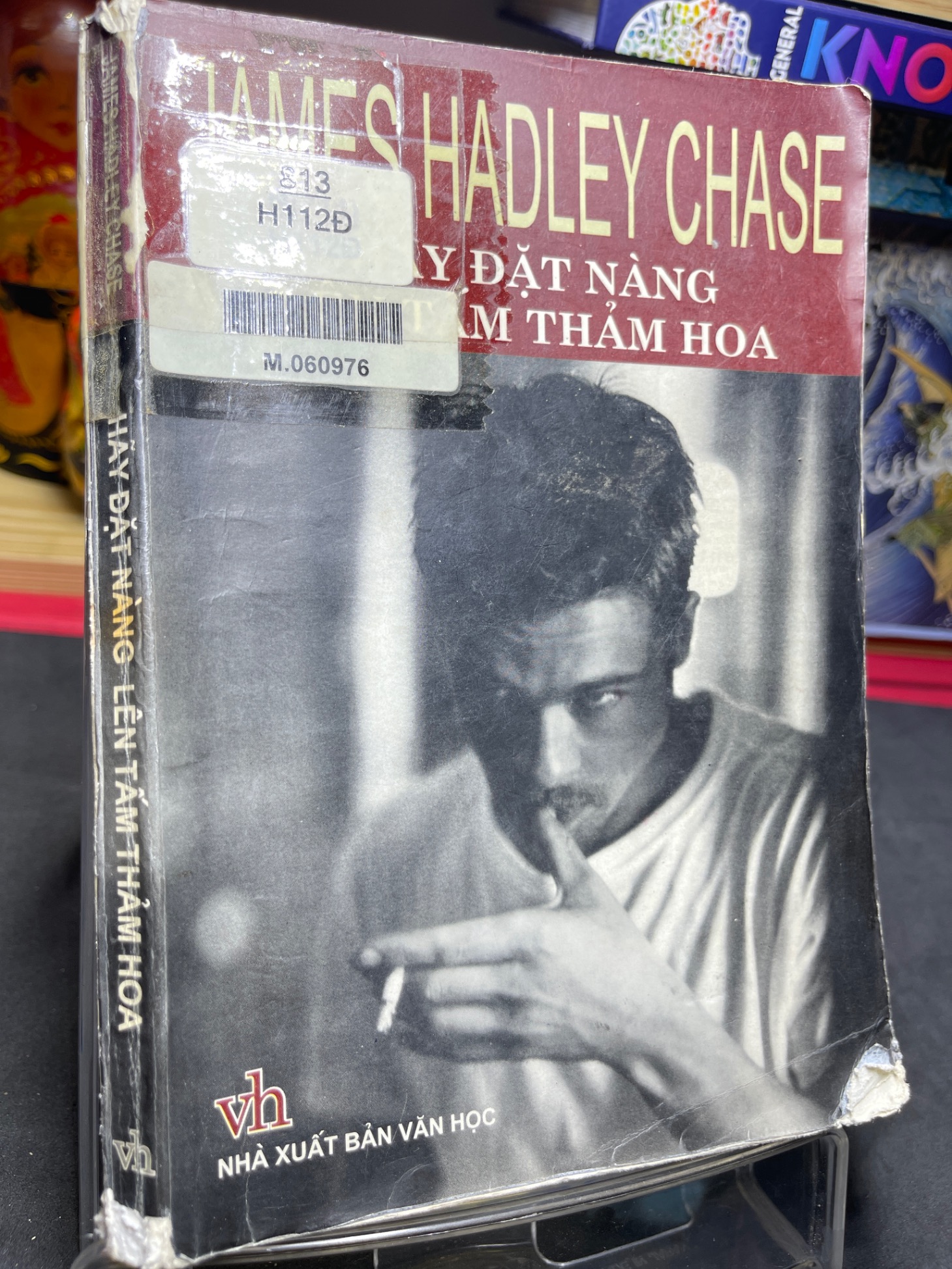 Hãy đặt nàng lên tấm thảm hoa 2001 mới 60% ố bẩn James Hadley Chase HPB0906 SÁCH VĂN HỌC