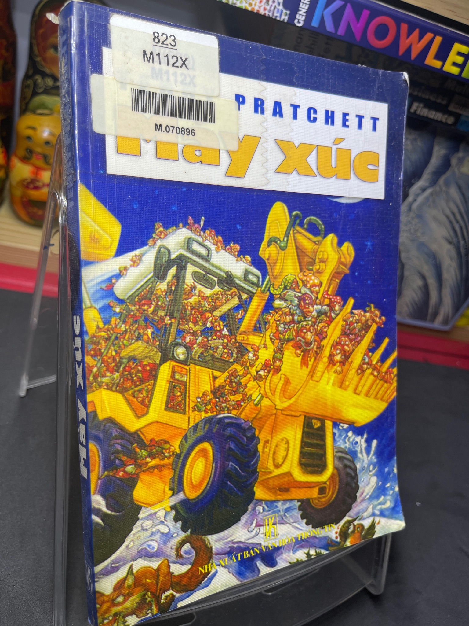 Máy xúc 2005 mới 70% ố bẩn nhẹ Terry Pratchett HPB0906 SÁCH VĂN HỌC