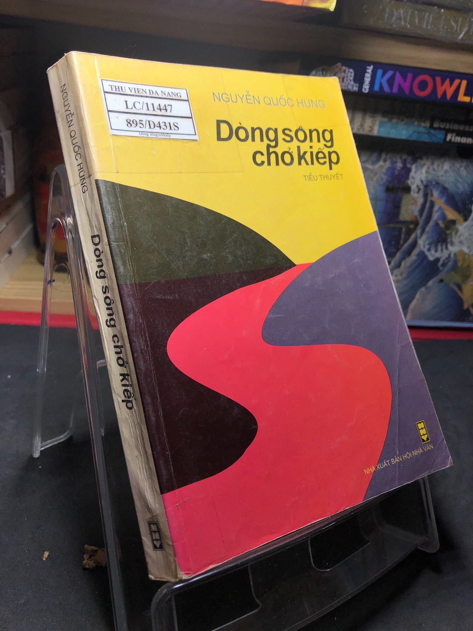 Dòng sông chở kiếp mới 80% ố vàng có dấu mộc và viết nhẹ trang đầu 2009 Nguyễn Quốc Hùng HPB0906 SÁCH VĂN HỌC