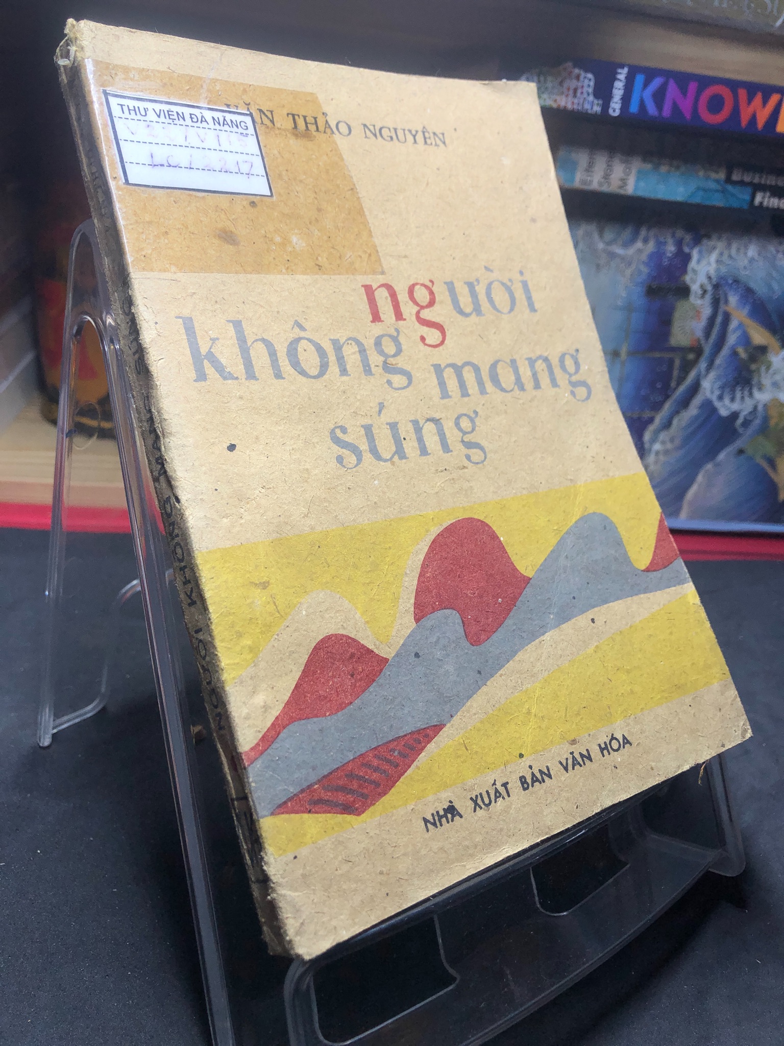 Người không mang súng 1987 mới 50% ố vàng nặng Văn Thảo Nguyên HPB0906 SÁCH VĂN HỌC