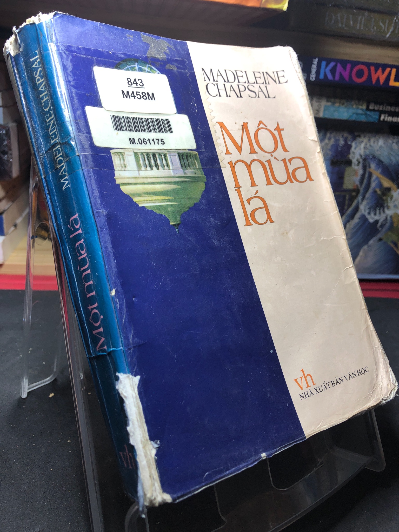 Một mùa lá 2001 mới 60% ố bẩn nhẹ bụng xấu rách góc bìa Madeleine Chapsal HPB0906 SÁCH VĂN HỌC