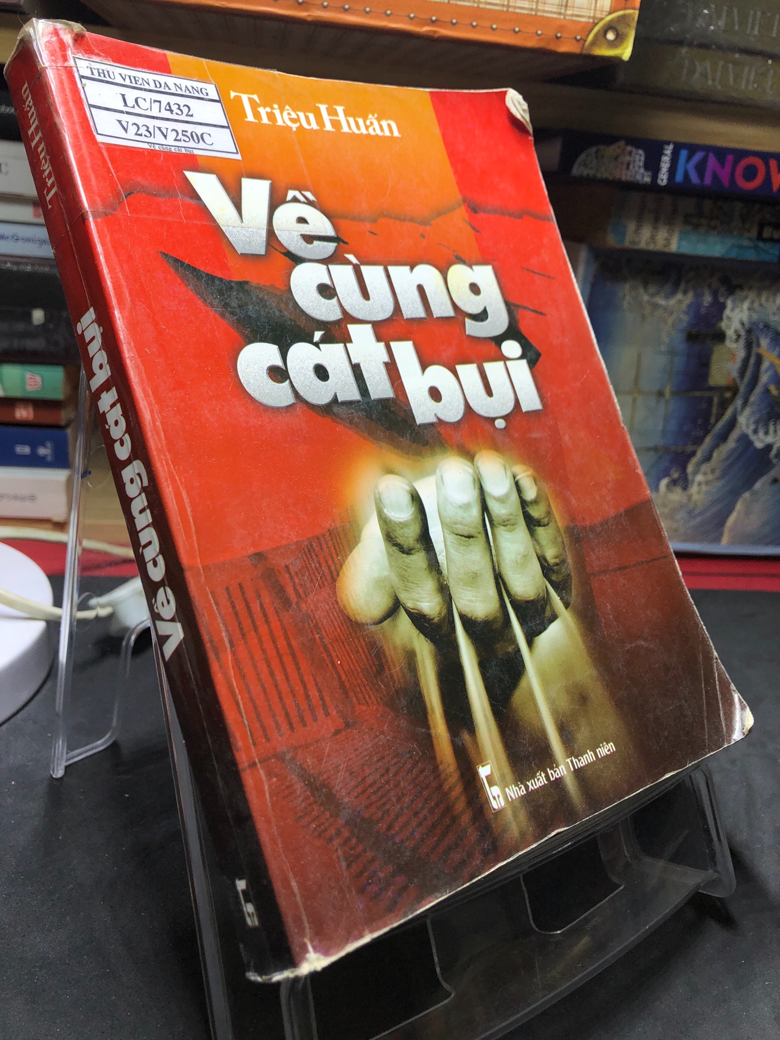 Về cùng cát bụi 2008 mới 70% ố bẩn nhẹ Triệu Huấn HPB0906 SÁCH VĂN HỌC