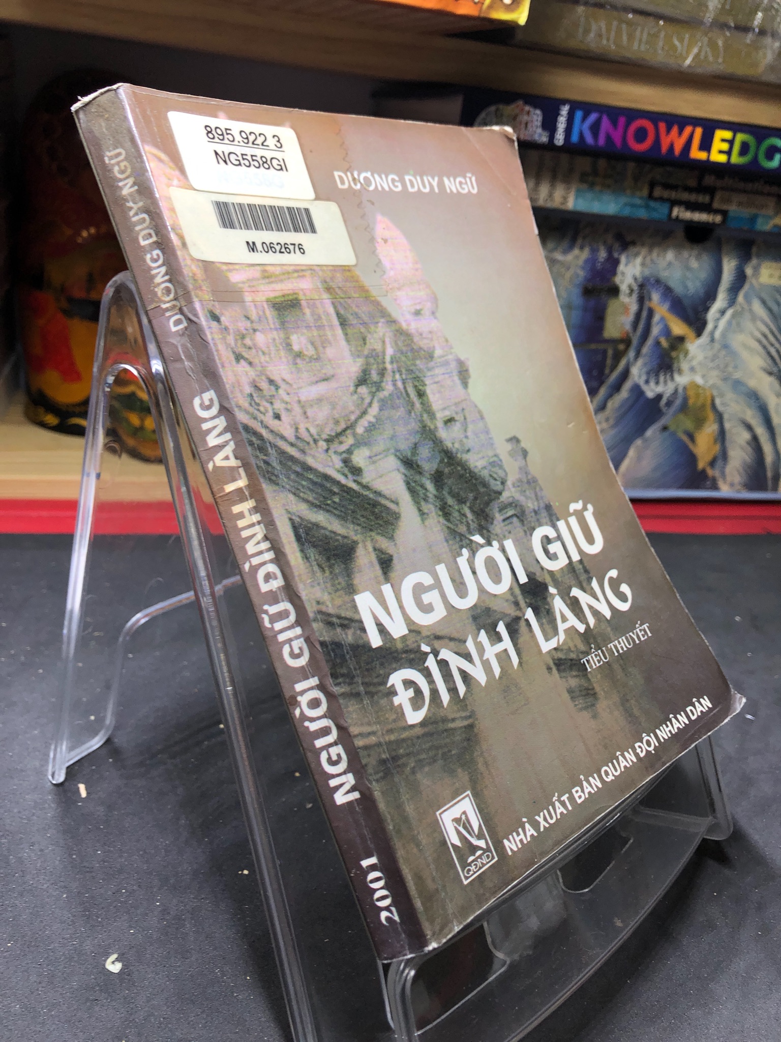 Người giữ đình làng 2001 mới 60% ố bẩn nhẹ Dương Duy Ngữ HPB0906 SÁCH VĂN HỌC