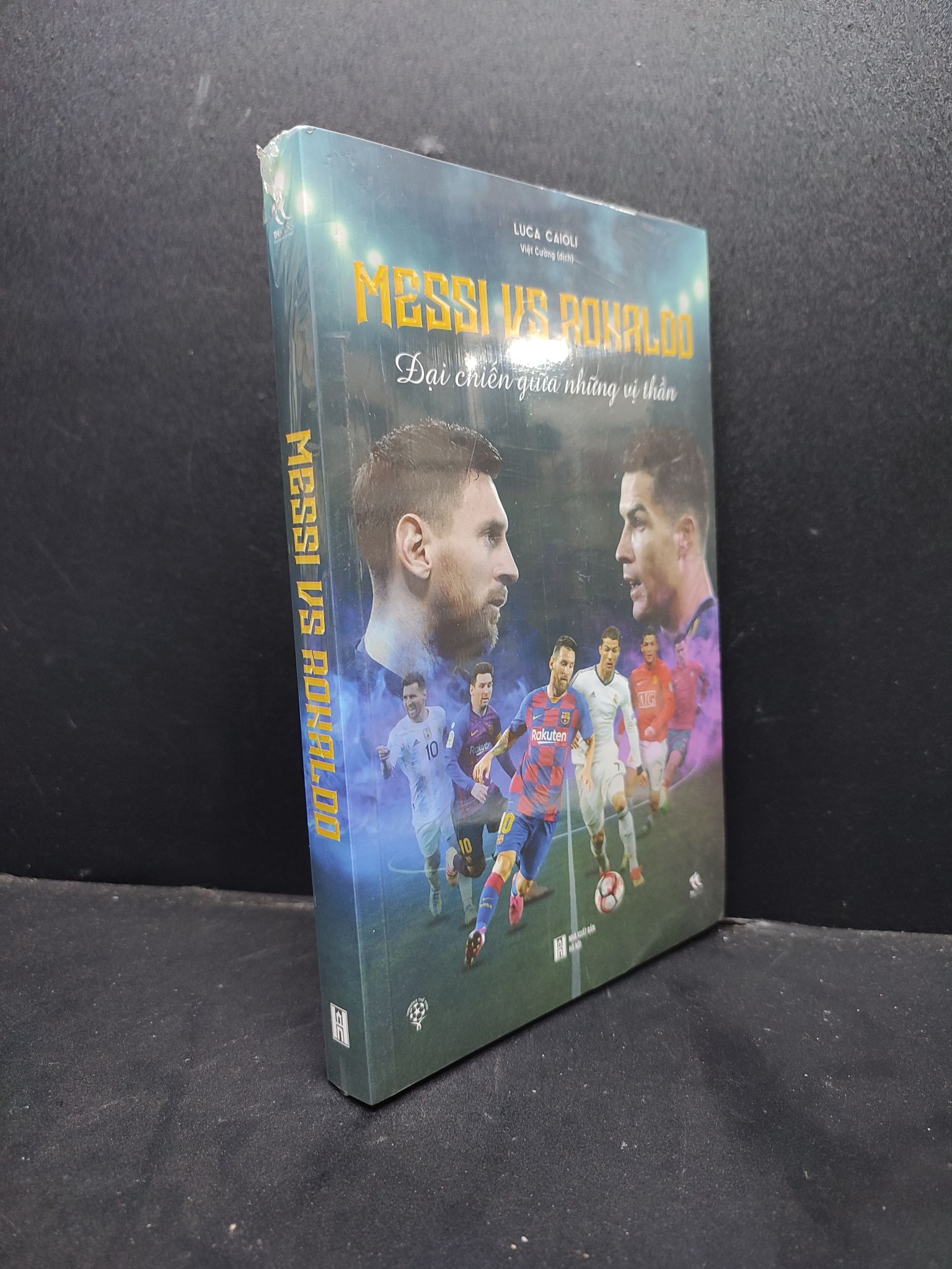 Messi VS Ronaldo Đại Chiến Giữa Những Vị Thần mới 100% HCM1406 Luca Caioli SÁCH SỨC KHỎE - THỂ THAO