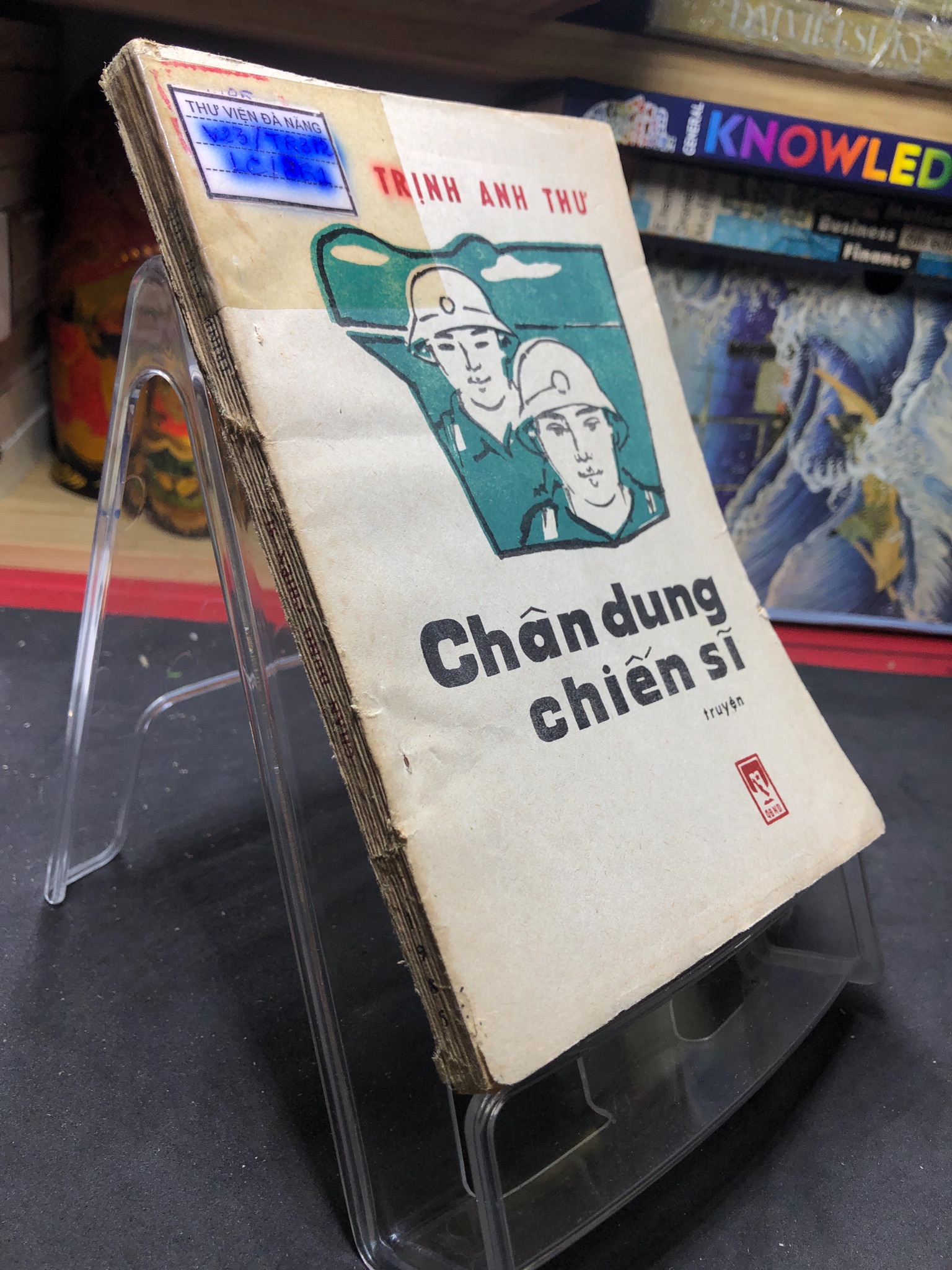 Chân dung chiến sĩ 1986 mới 50% ố vàng Trịnh Anh Thư HPB0906 SÁCH VĂN HỌC