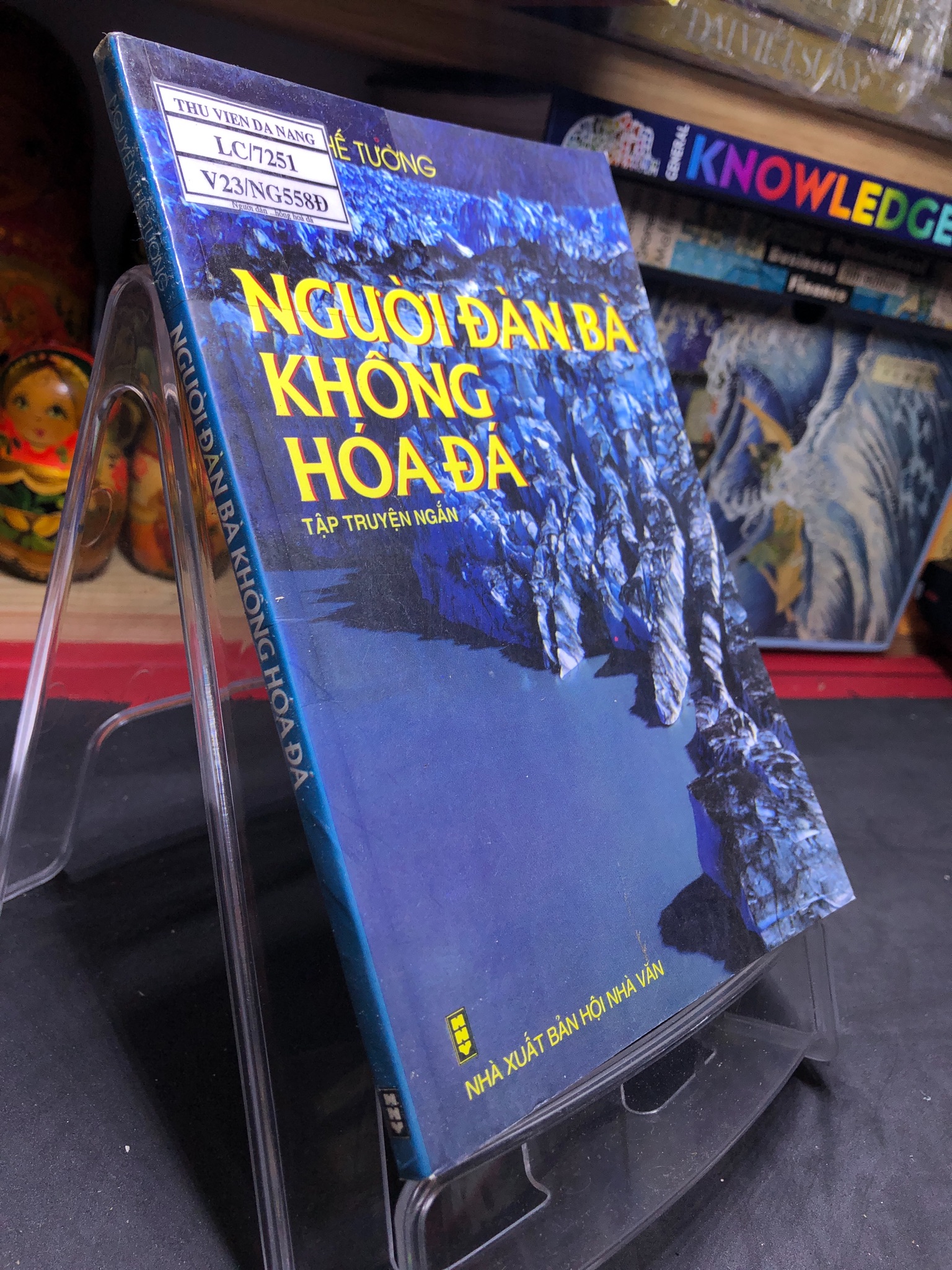 Người đàn bà không hóa đá 2005 mới 70% ố bẩn nhẹ Nguyễn Thế Tường HPB0906 SÁCH VĂN HỌC