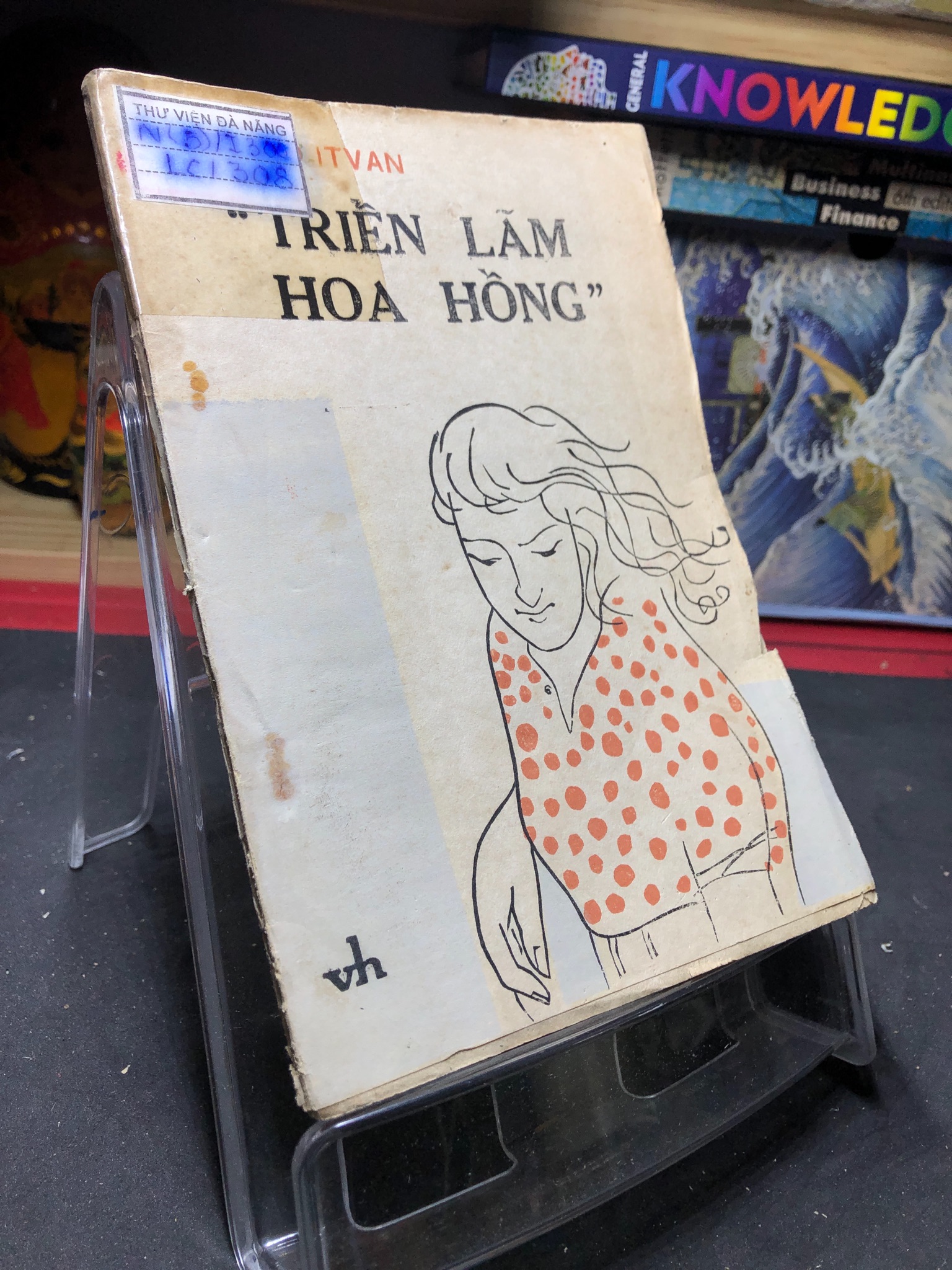 Triển lãm hoa hồng 1985 mới 50% ố vàng rách gáy nhẹ Okenho Itvan HPB0906 SÁCH VĂN HỌC