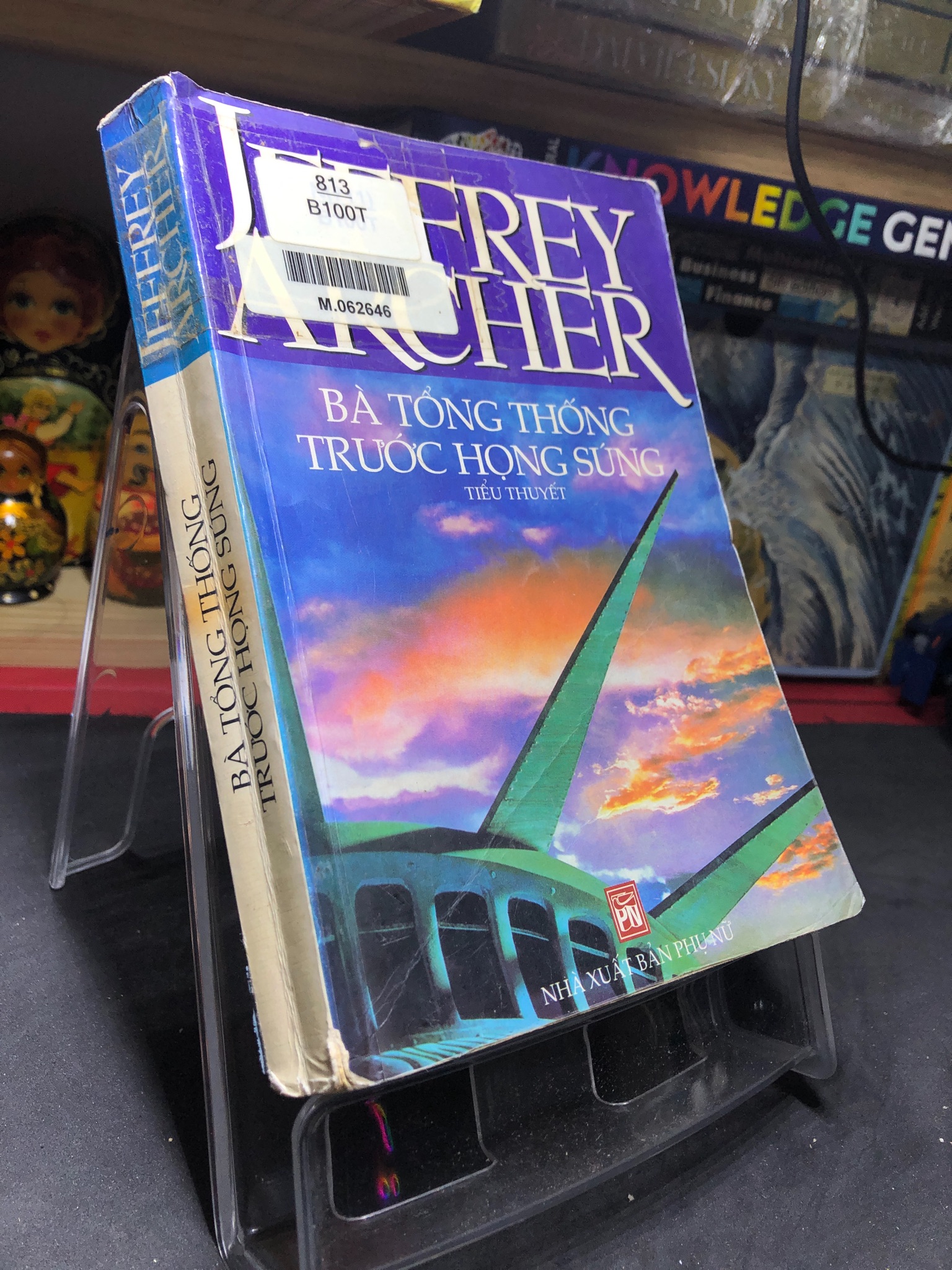 Bà tổng thống trước họng súng 2001 mới 70% bẩn nhẹ rách gáy nhẹ Jeffrey Archer HPB0906 SÁCH VĂN HỌC