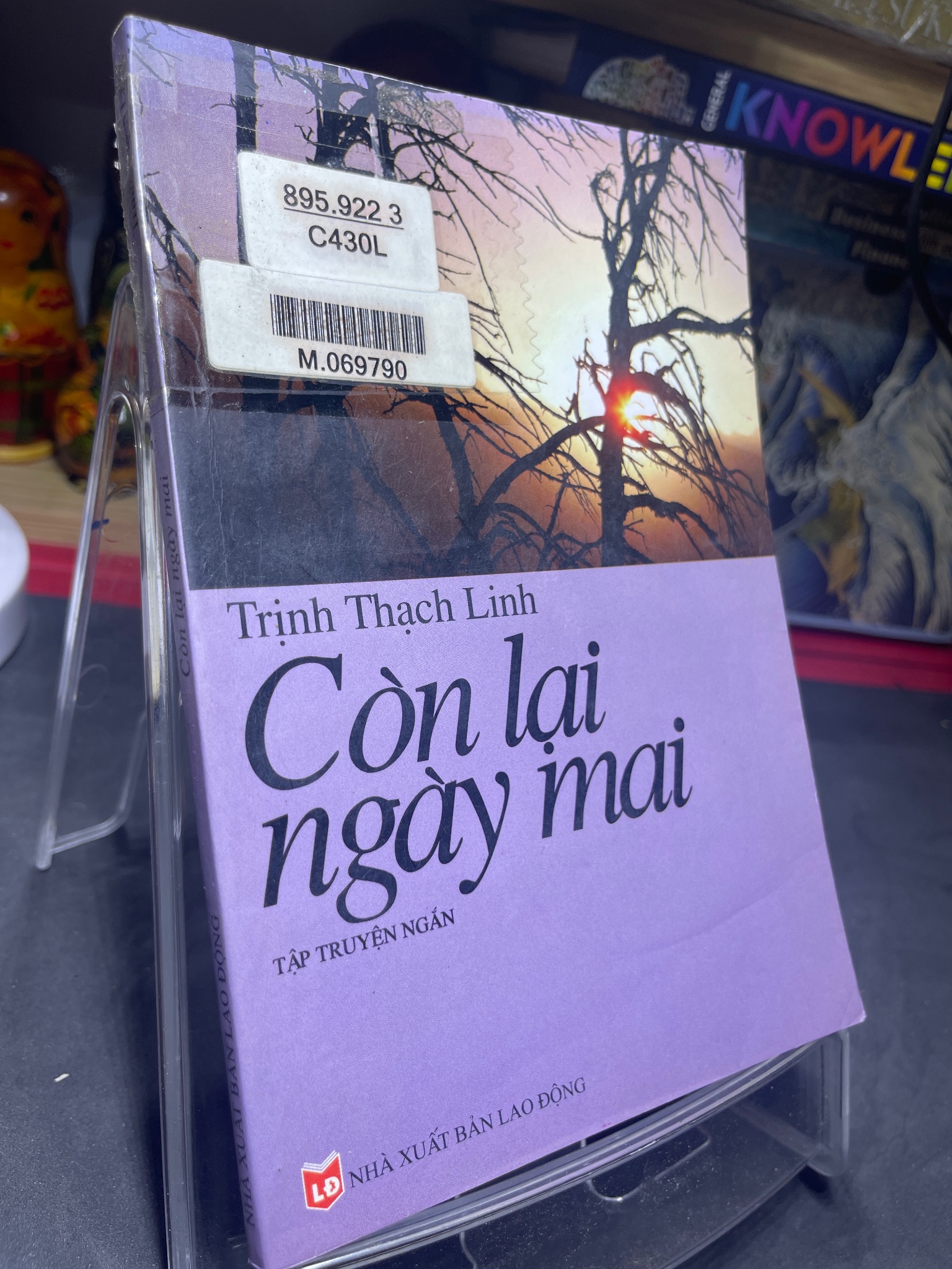 Còn lại ngày mai mới 80% ố bẩn có dấu mộc và viết nhẹ 2004 Trịnh Thạch Linh HPB0906 SÁCH VĂN HỌC