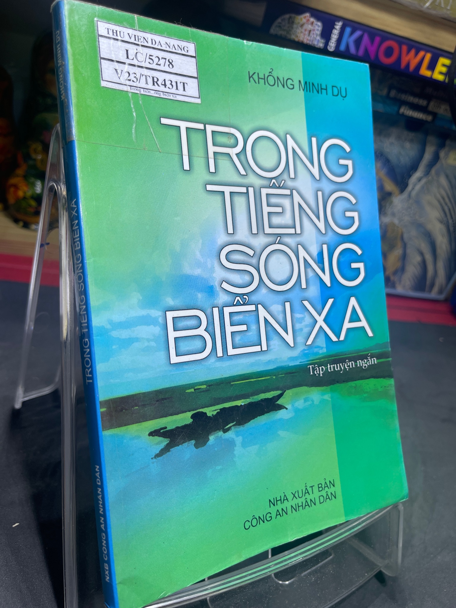 Trong tiếng sóng biển xa mới 80% ố bẩn nhẹ có dấu mộc và viết nhẹ trang đầu 2005 Khổng Minh Dự HPB0906 SÁCH VĂN HỌC