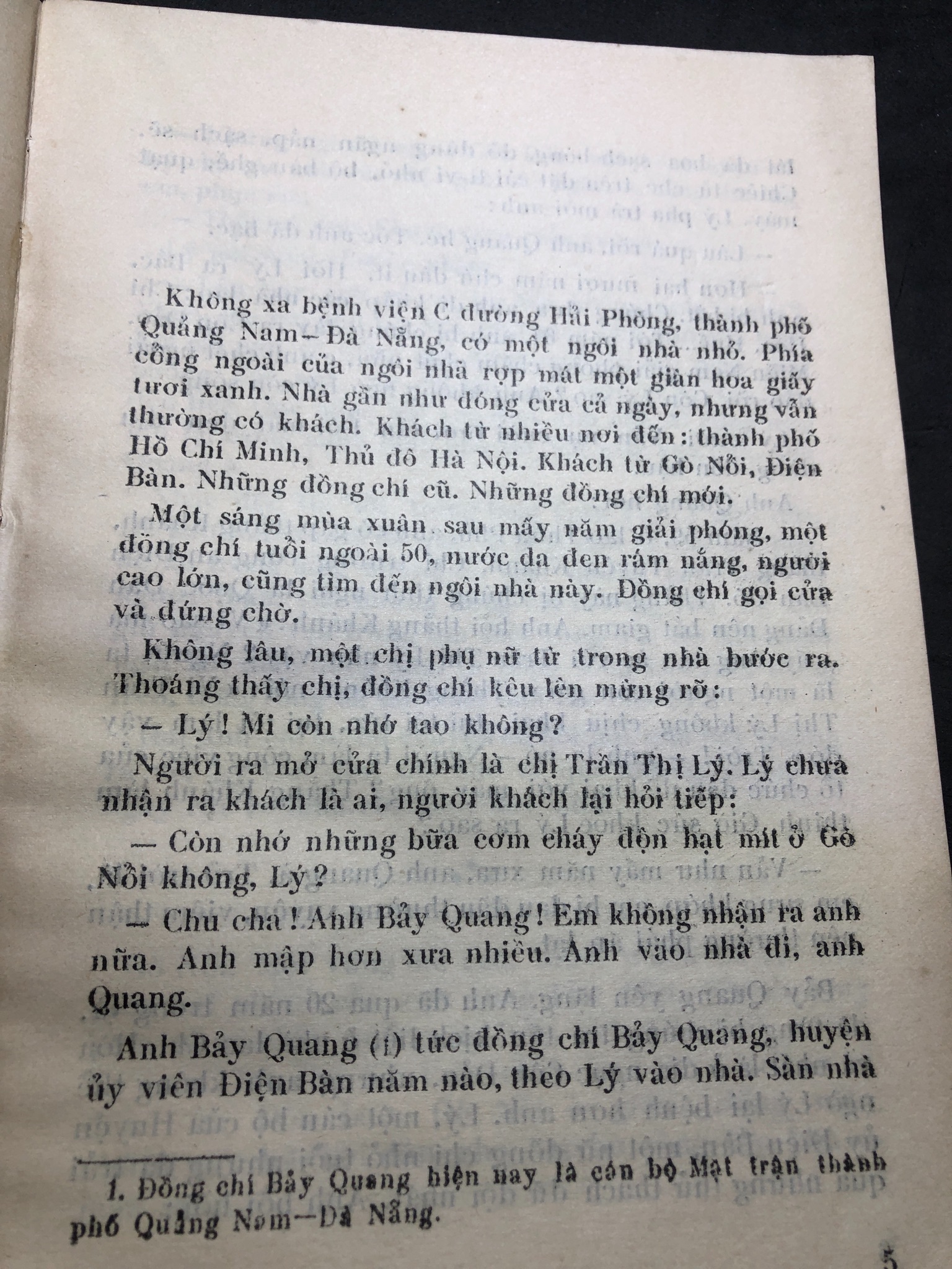 Sống giữa tình thương mới 60% ố nặng có dấu mộc và viết nhẹ trang đầu 1986 Bích Thuận HPB0906 SÁCH VĂN HỌC