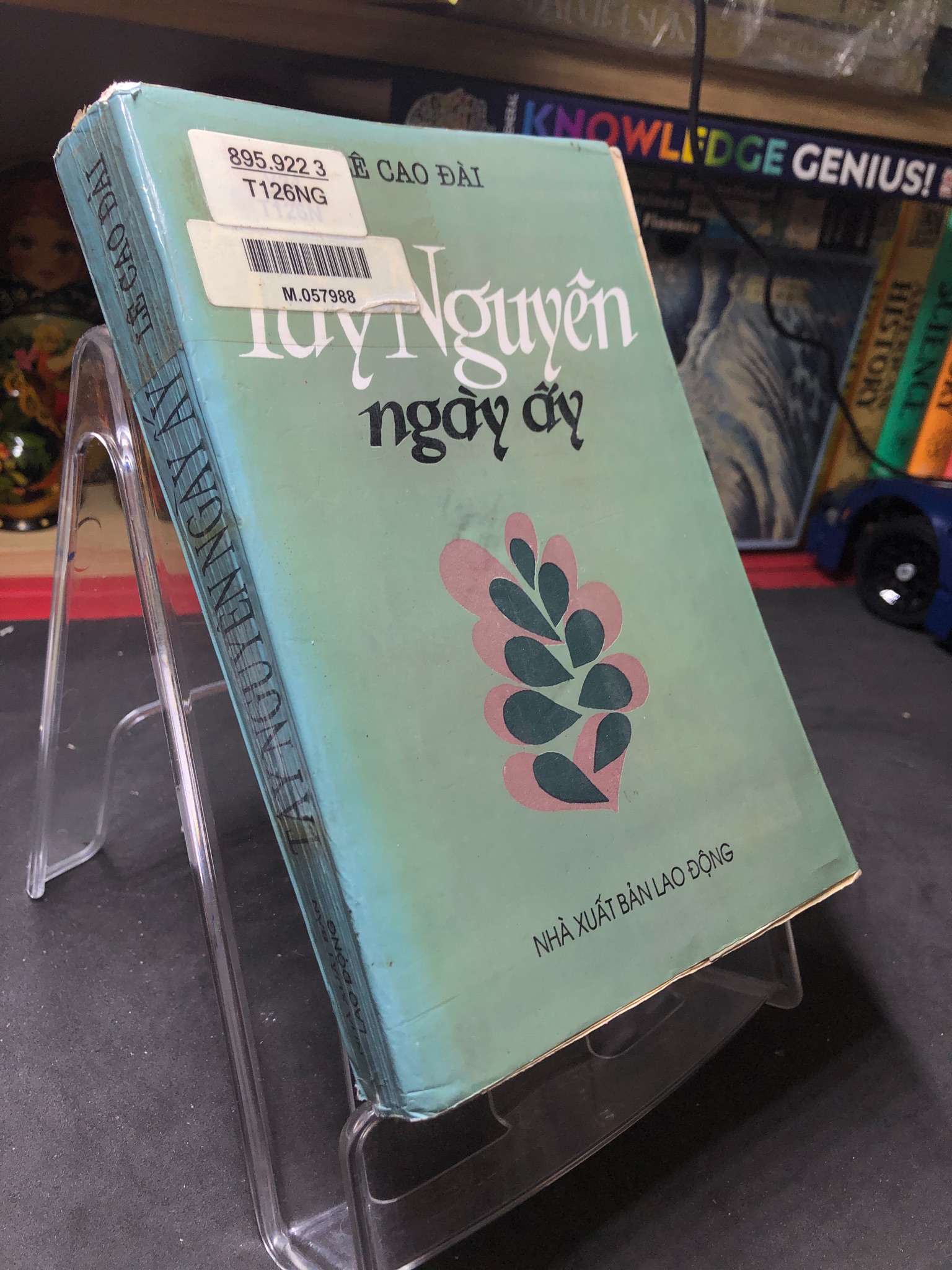 Tây Nguyên ngày ấy mới 60% ố nặng lỗi ngược bìa có dấu mộc và viết nhẹ trang đầu 1997 Lê Cao Đài HPB0906 SÁCH VĂN HỌC