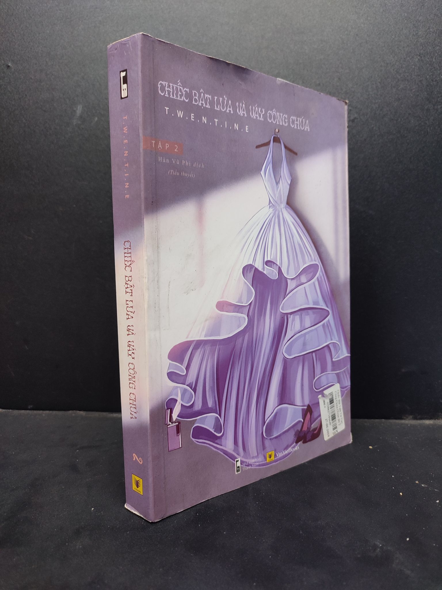 Chiếc bật lửa và váy công chúa tập 2 mới 80% bẩn ố HCM1406 T.W.E.N.T.N.E SÁCH VĂN HỌC
