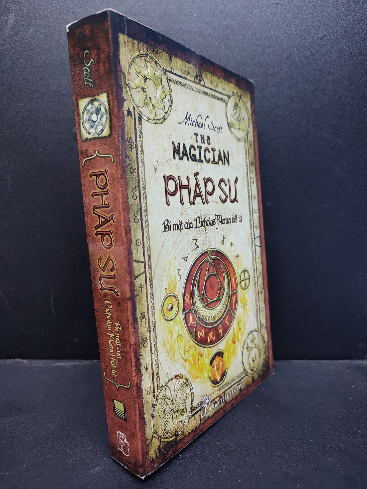 Pháp sư - bí mật của Nicolas Flamel bất tử mới 80% ố vàng HCM1406 Micheal Scott SÁCH VĂN HỌC