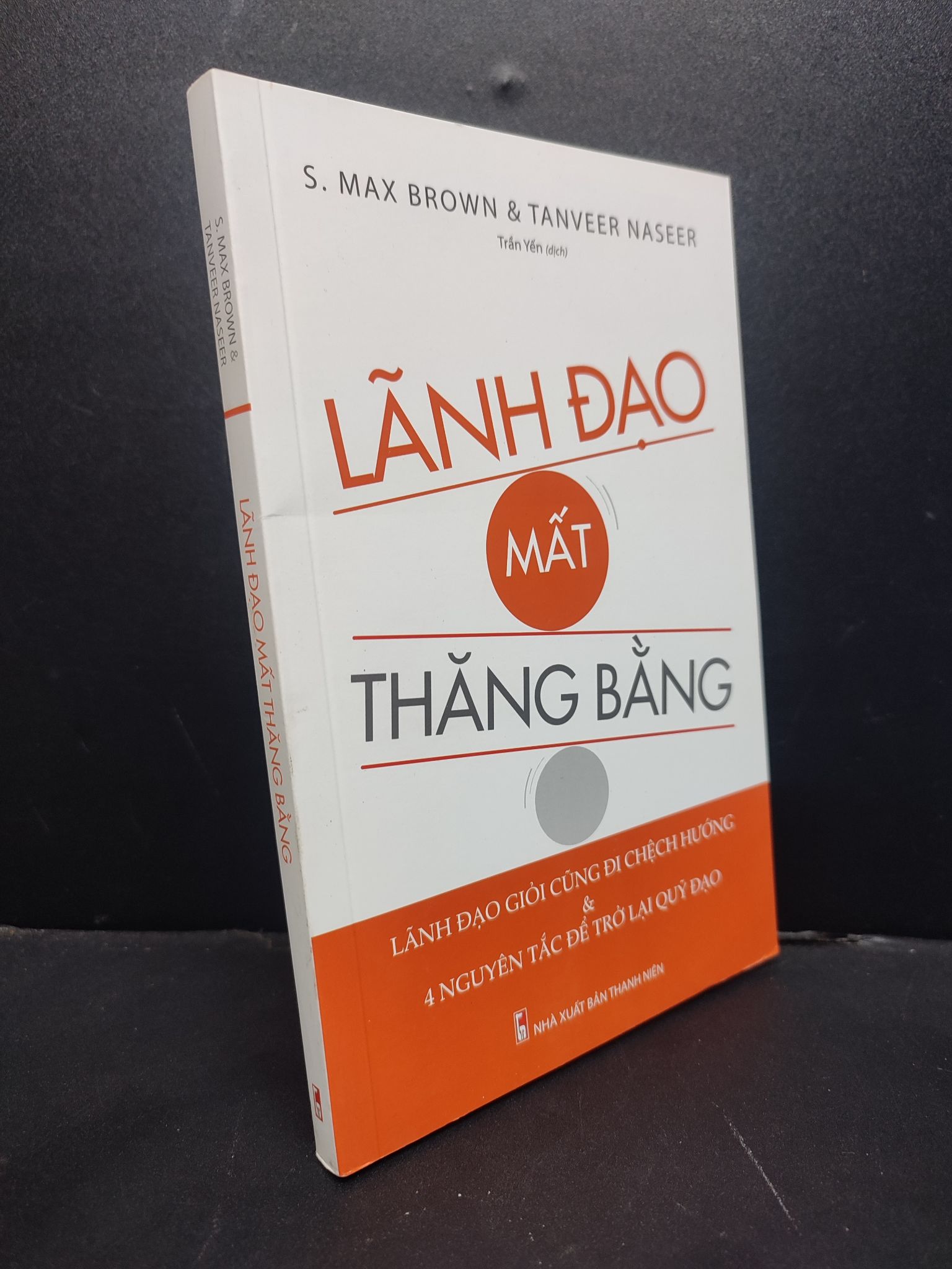 Lãnh đạo mất thăng bằng mới 90% bẩn nhẹ cong trang nhẹ 2020 HCM1906 S. Max Brown & Tanveer Naseer SÁCH QUẢN TRỊ