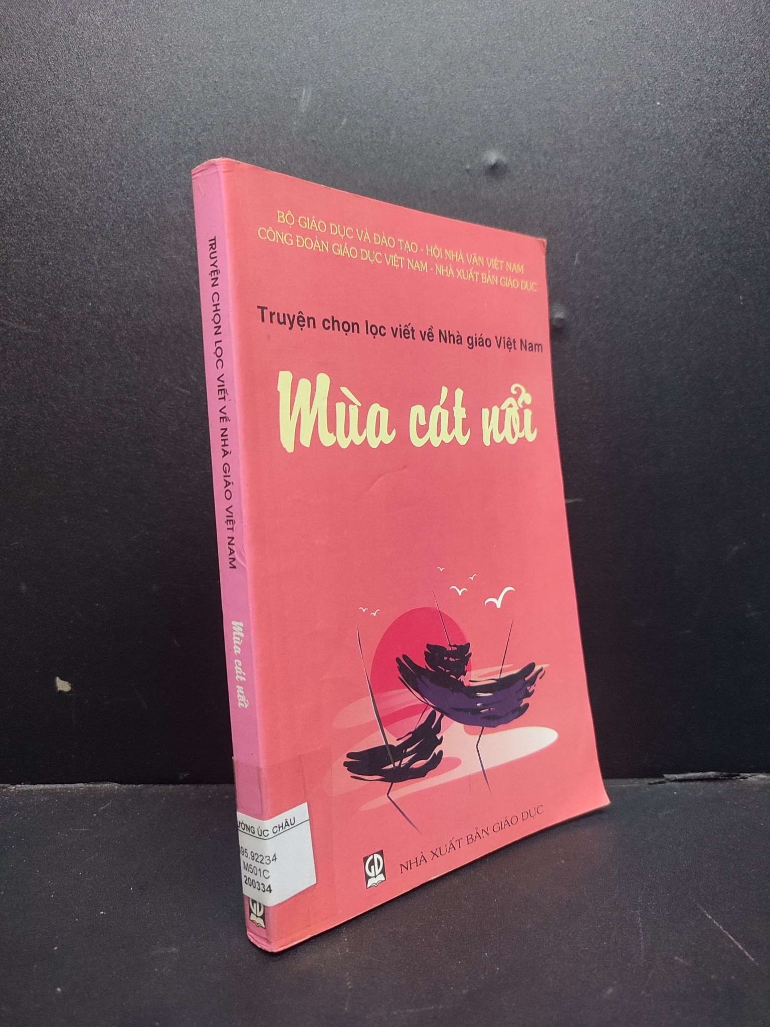 Mùa cát nổi - truyện chọn lọc viết về nhà giáo việt nam mới 80% ố có dấu mộc HCM1406 SÁCH VĂN HỌC