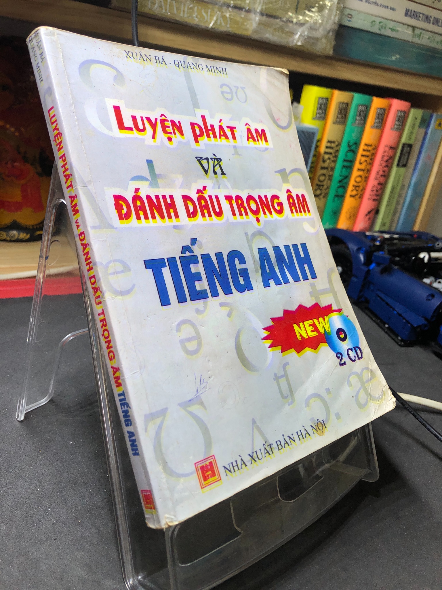 Luyện phát âm và đánh dấu trọng tâm tiếng Anh 2006 mới 70% ố vàng mỗi sách Xuân Bá và Quang Minh HPB2906 HỌC NGOẠI NGỮ