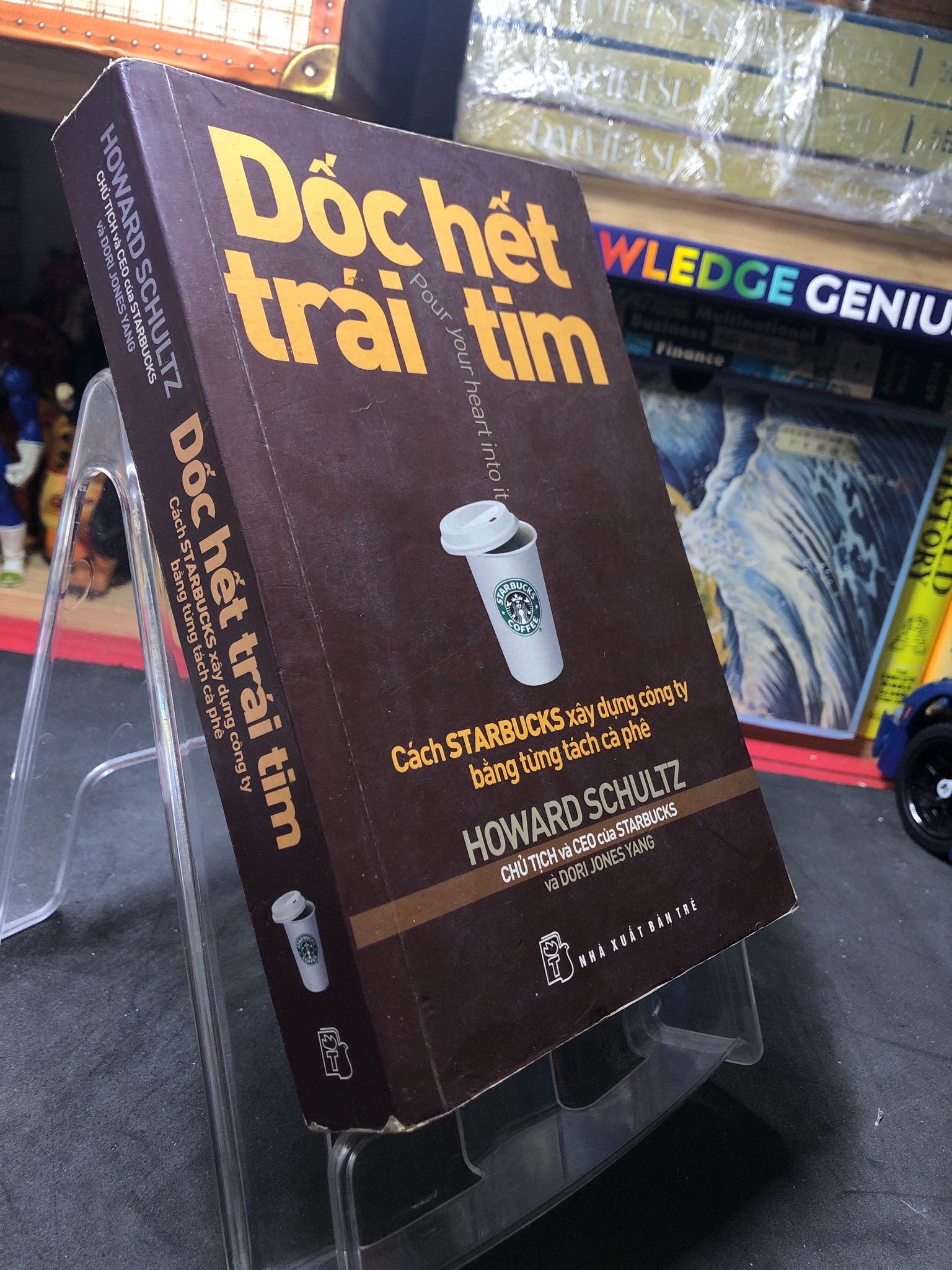 Dốc hết trái tim Cách Starbucks xây dựng công ty bằng từng tách cà phê 2013 mới 70% ố vàng Howard Schultz và Dori Jones Yang HPB0207 KỸ NĂNG