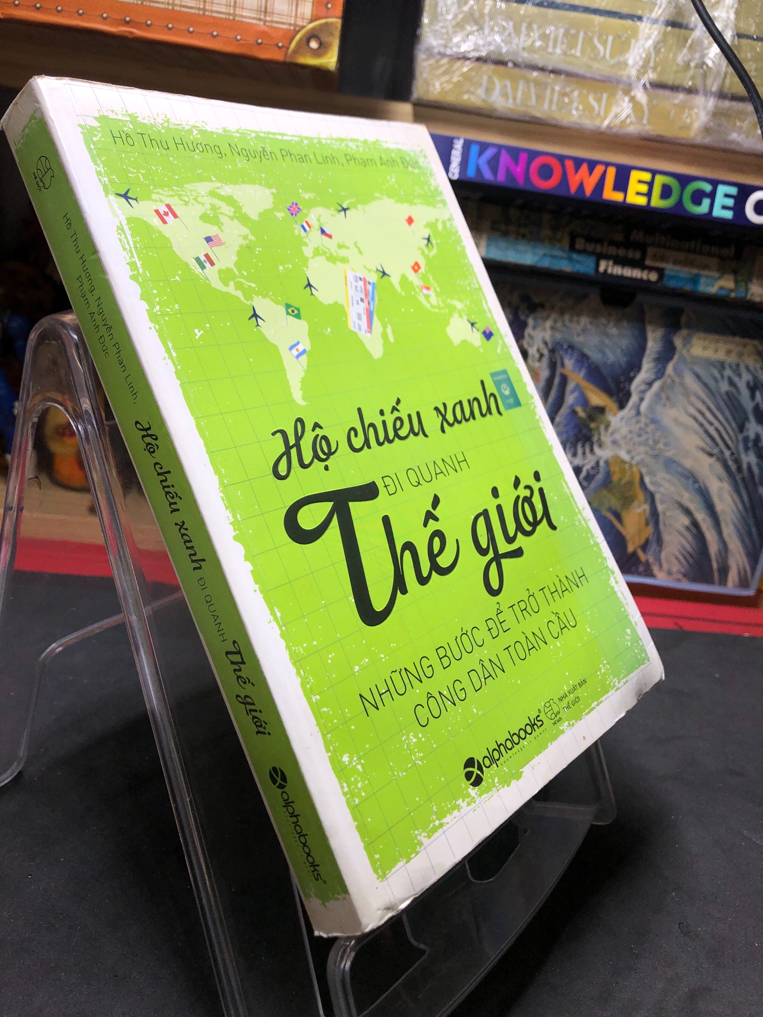 Hộ chiếu xanh đi quanh thế giới 2016 mới 75% ố bẩn nhẹ bụng sách cong ẩm sách Hồ Thu Hương, Nguyễn Phan Linh và Phạm Anh Đức HPB0407 KỸ NĂNG