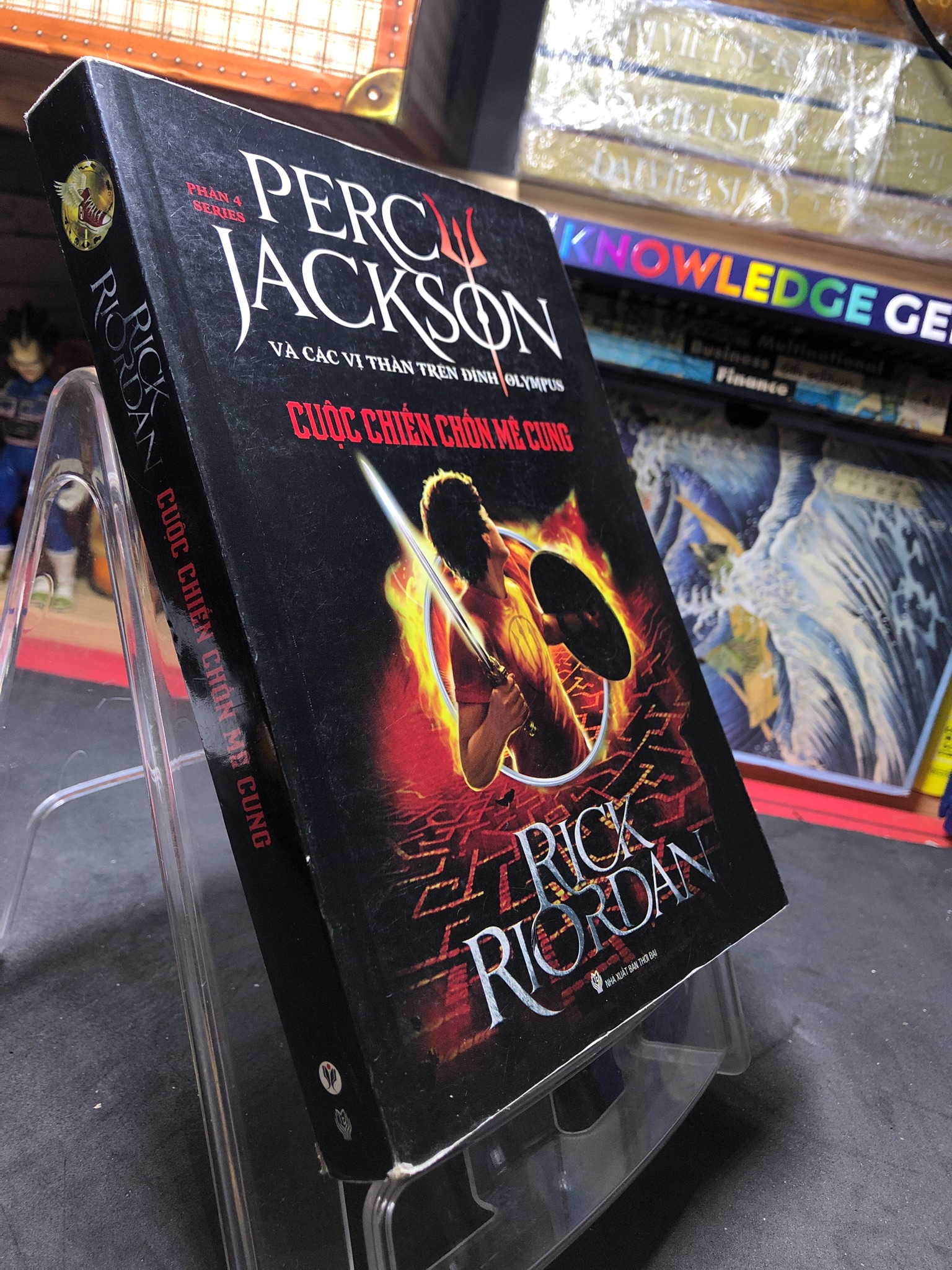 Percy Jackson và các vị thần trên đỉnh Olympus Cuộc chiến chốn mê cung phần 4 series 2015 mới 85% bẩn nhẹ bụng sách Rick Riordan HPB0407 VĂN HỌC