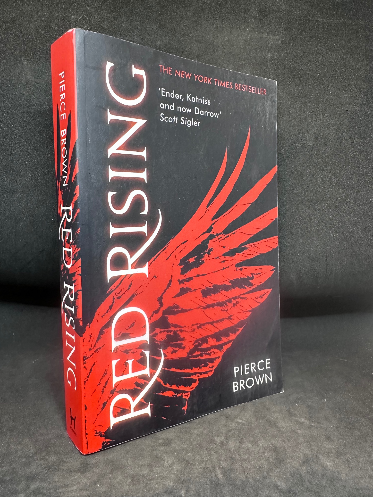 Red Rising - Pierce Brown, Mới 80% (có ghi bút chì, hightlight)SBM0307