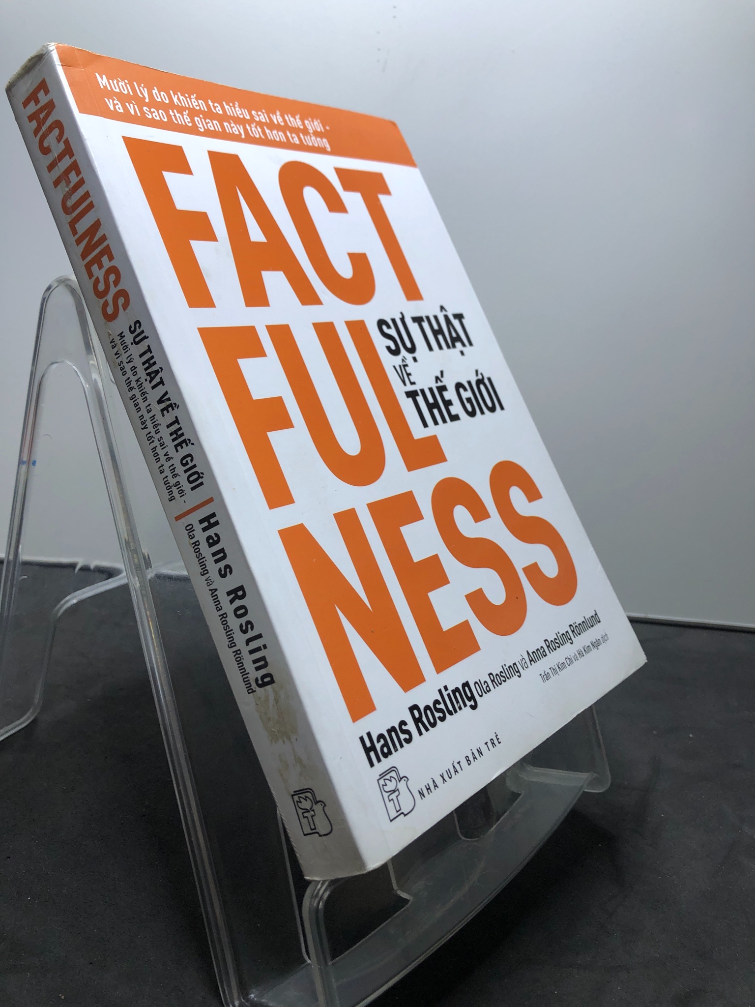 Factfulness Sự thật về thế giới 2019 mới 85% ố ẩm góc bìa sau Hans Rosling, Ola Rosling và Anna Rosling Ronnlund HPB2307 KỸ NĂNG