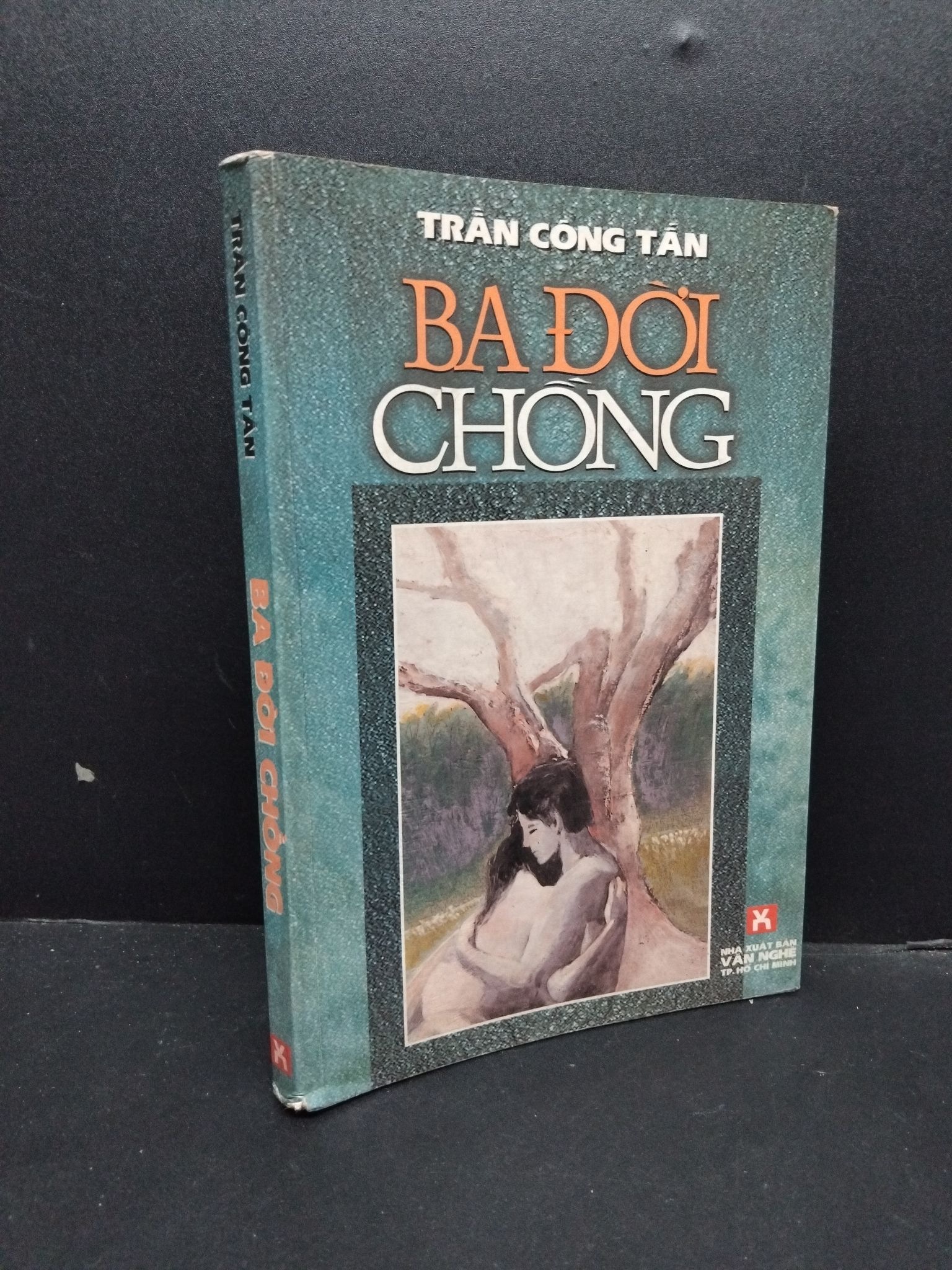 Ba đời chồng mới 70% ố vàng ẩm 2002 HCM2207 Trần Công Tấn VĂN HỌC