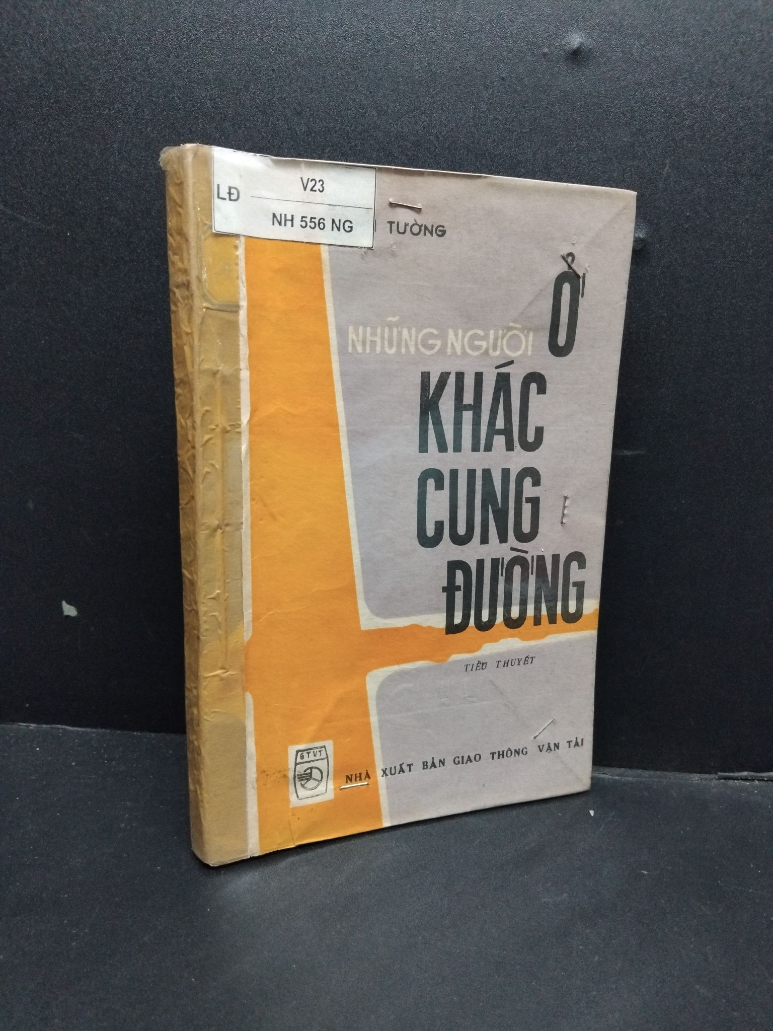 Những người ở khác cung đường mới 70% ố vàng có mộc và viết trang đầu 1988 HCM2207 Hoàng Minh Tường VĂN HỌC