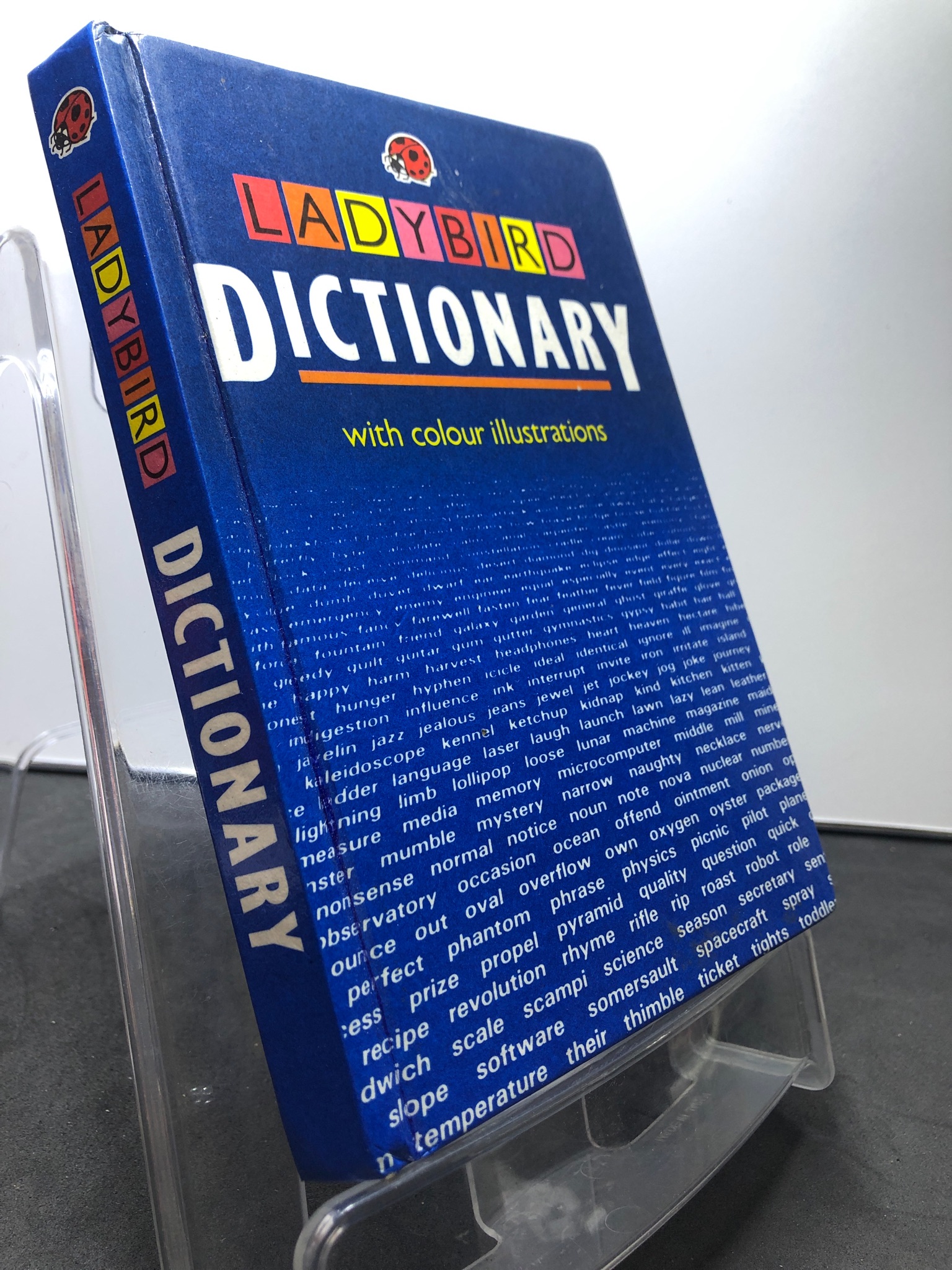 Dictionary with colour illustrations mới 85% BÌA CỨNG bẩn nhẹ Ladybird HPB2507 HỌC NGOẠI NGỮ