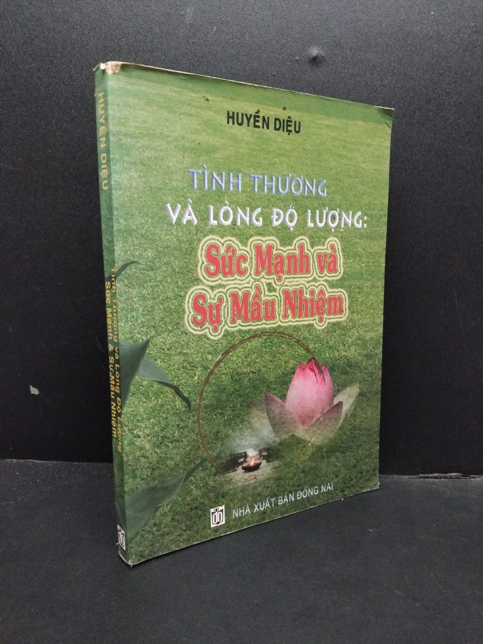 Tình thương và lòng độ lượng: Sức mạnh và sự mầu nhiệm mới 80% ố có chữ ký tác giả 2010 HCM2207 Huyền Diệu TÂM LINH - TÔN GIÁO - THIỀN